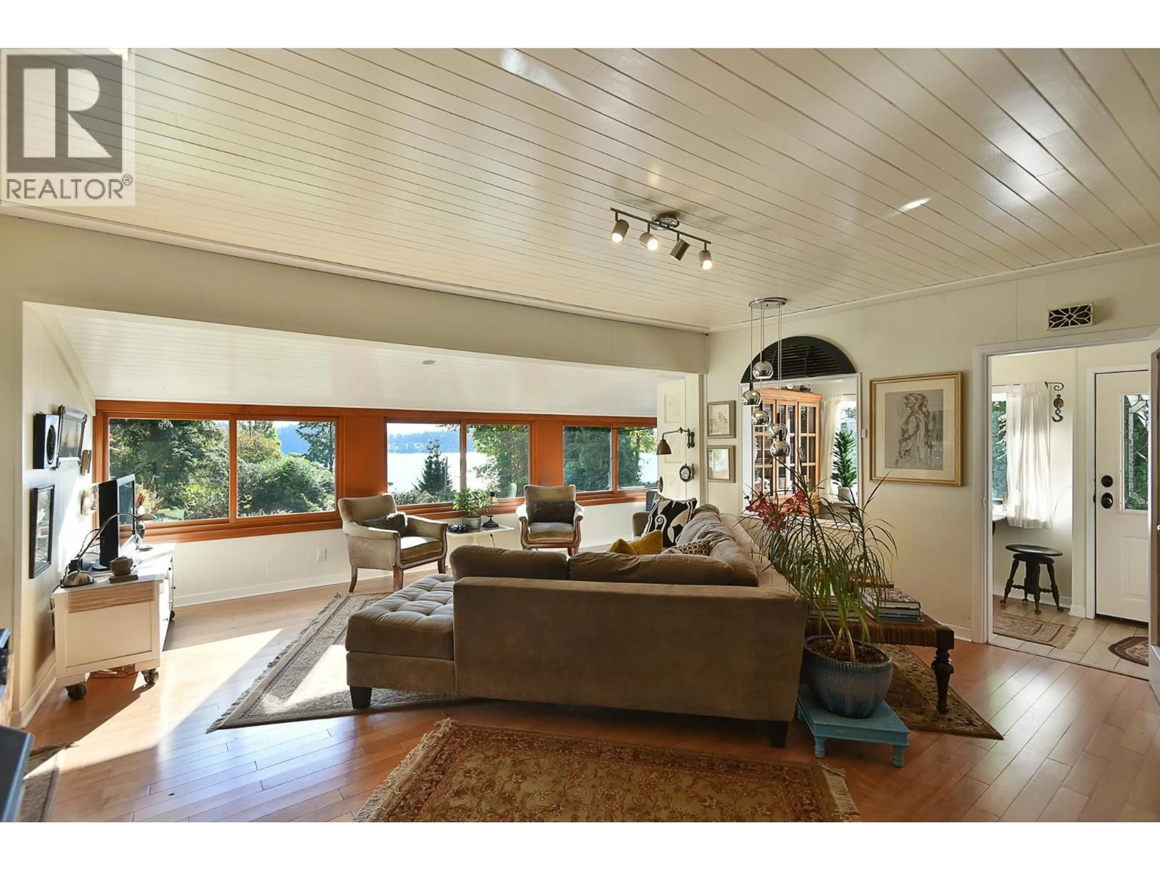 Living room with furniture, unknown for 586 BALS LANE, Gibsons British Columbia V0N1V9