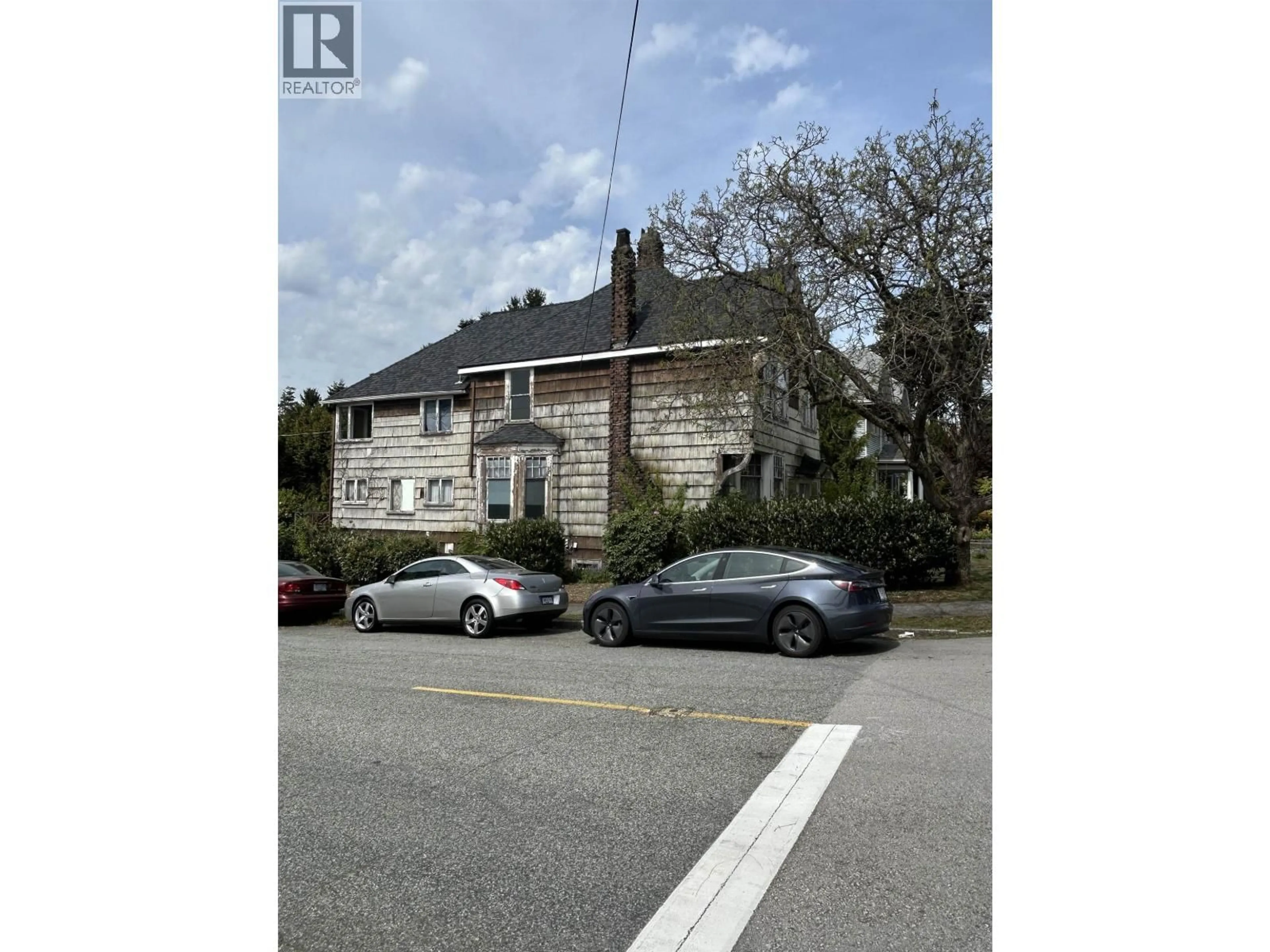 Parking for 422 EIGHTH STREET, New Westminster British Columbia V3M3R7