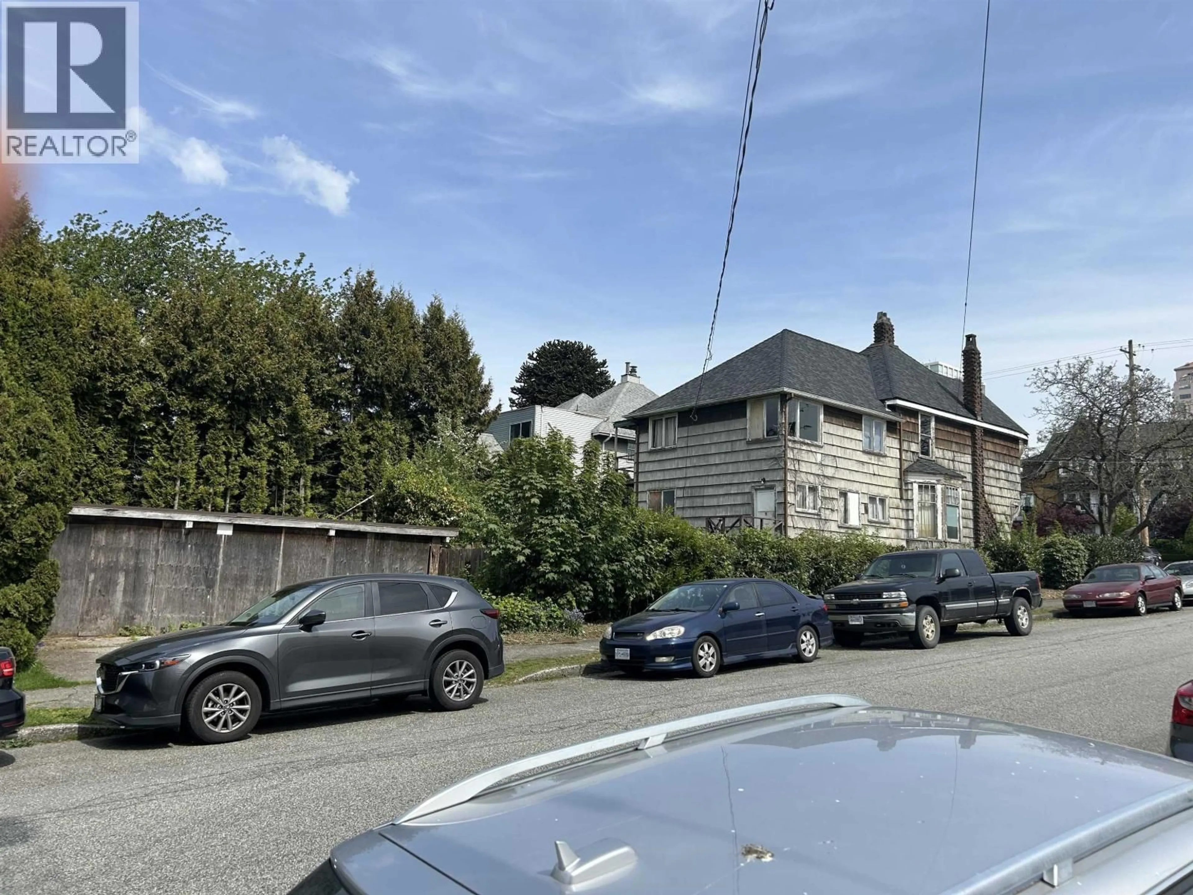 A pic from outside/outdoor area/front of a property/back of a property/a pic from drone, street for 422 EIGHTH STREET, New Westminster British Columbia V3M3R7