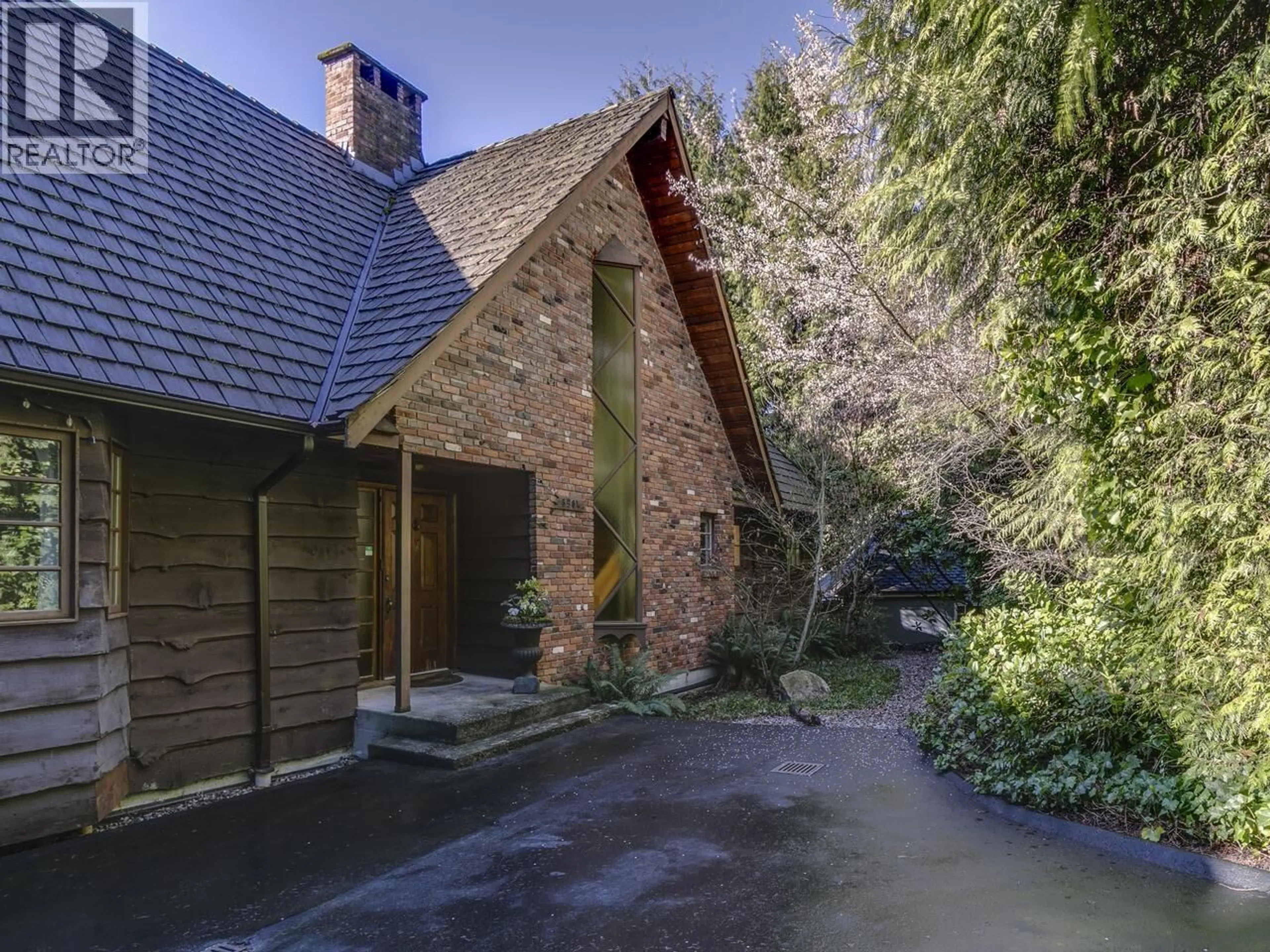 A pic from outside/outdoor area/front of a property/back of a property/a pic from drone, street for 3904 WESTRIDGE AVENUE, West Vancouver British Columbia V7V3H5