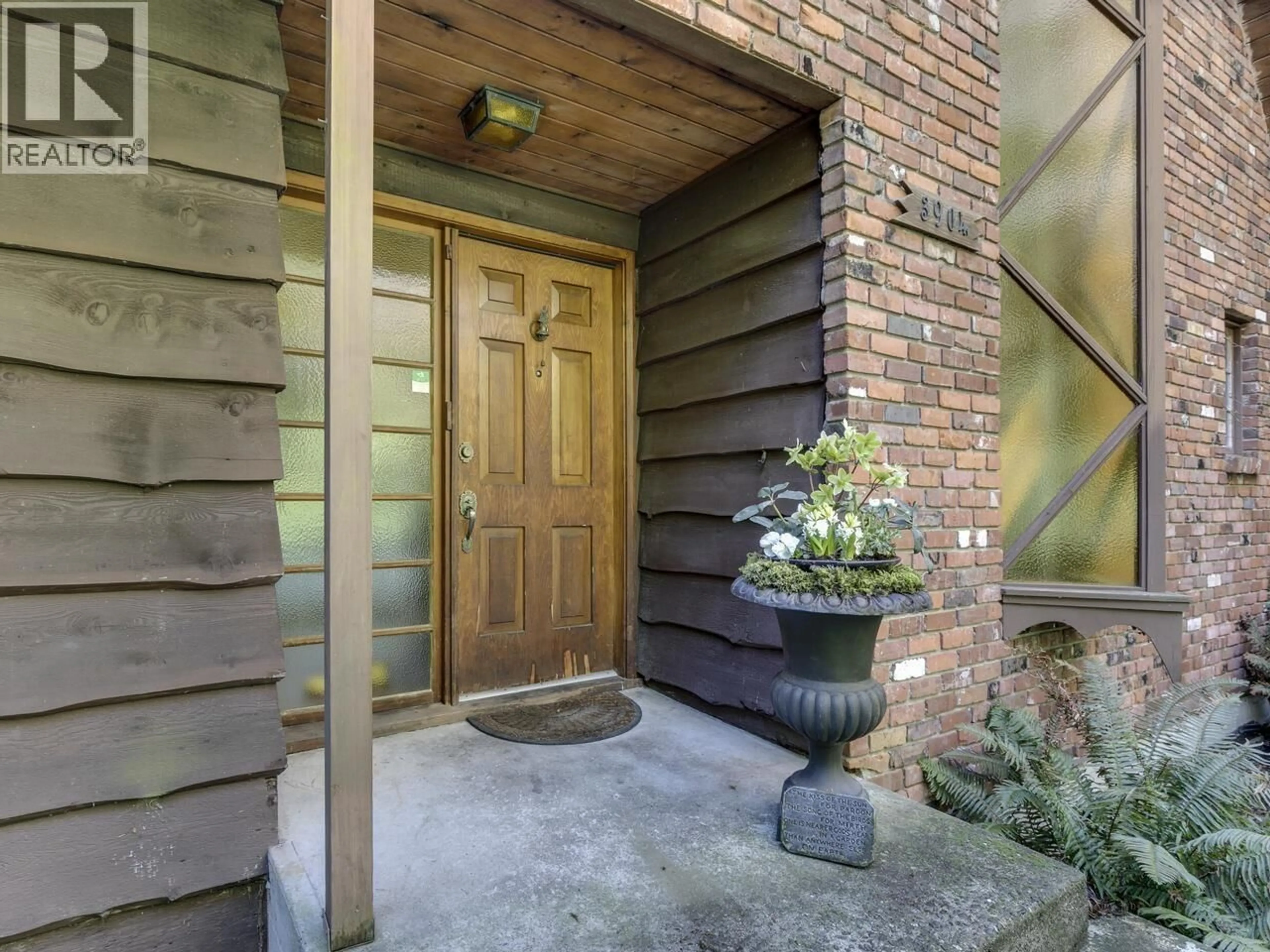 Indoor entryway for 3904 WESTRIDGE AVENUE, West Vancouver British Columbia V7V3H5