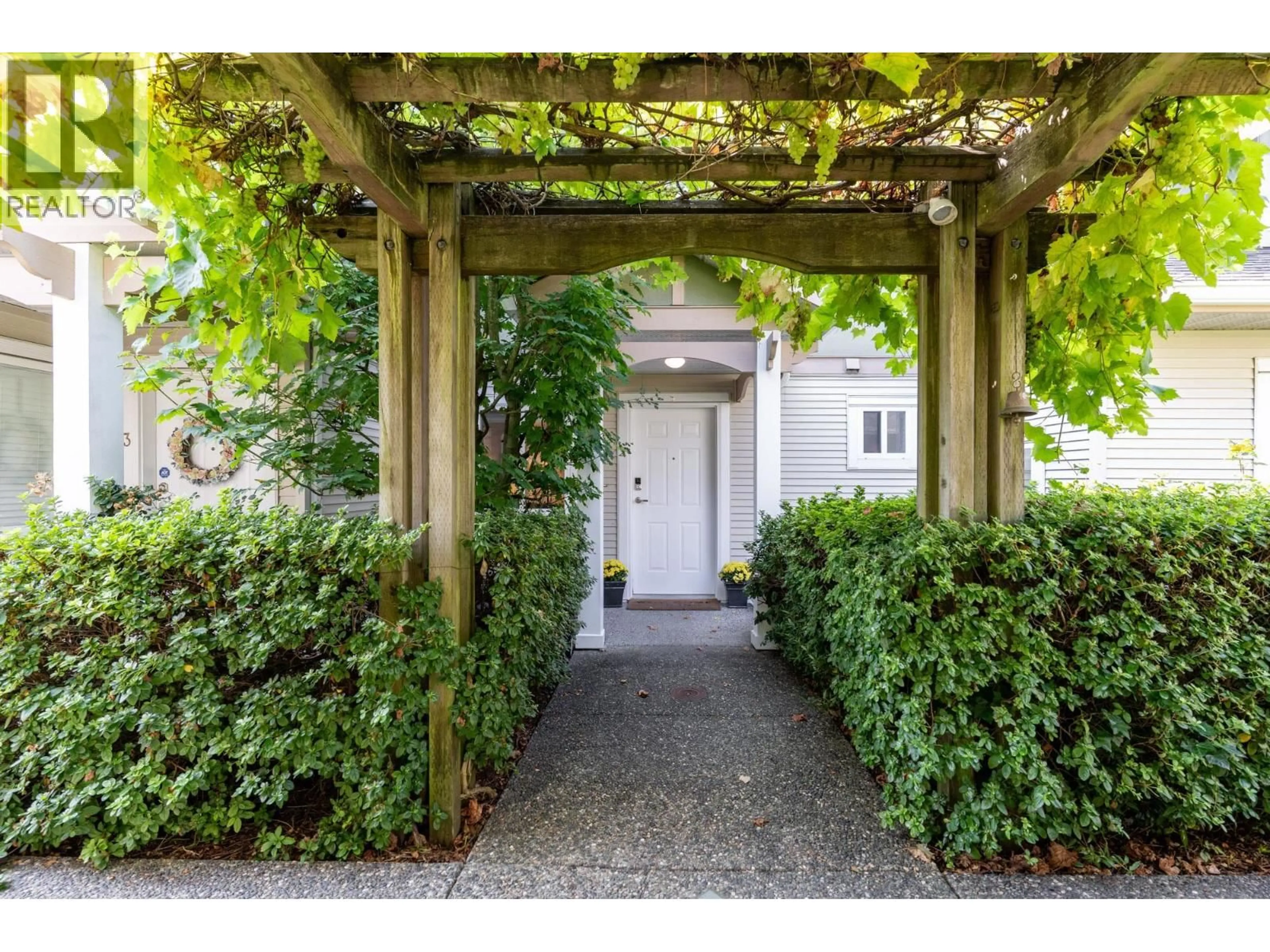 Indoor entryway for 2 - 1233 16TH STREET, North Vancouver British Columbia V7P1R5