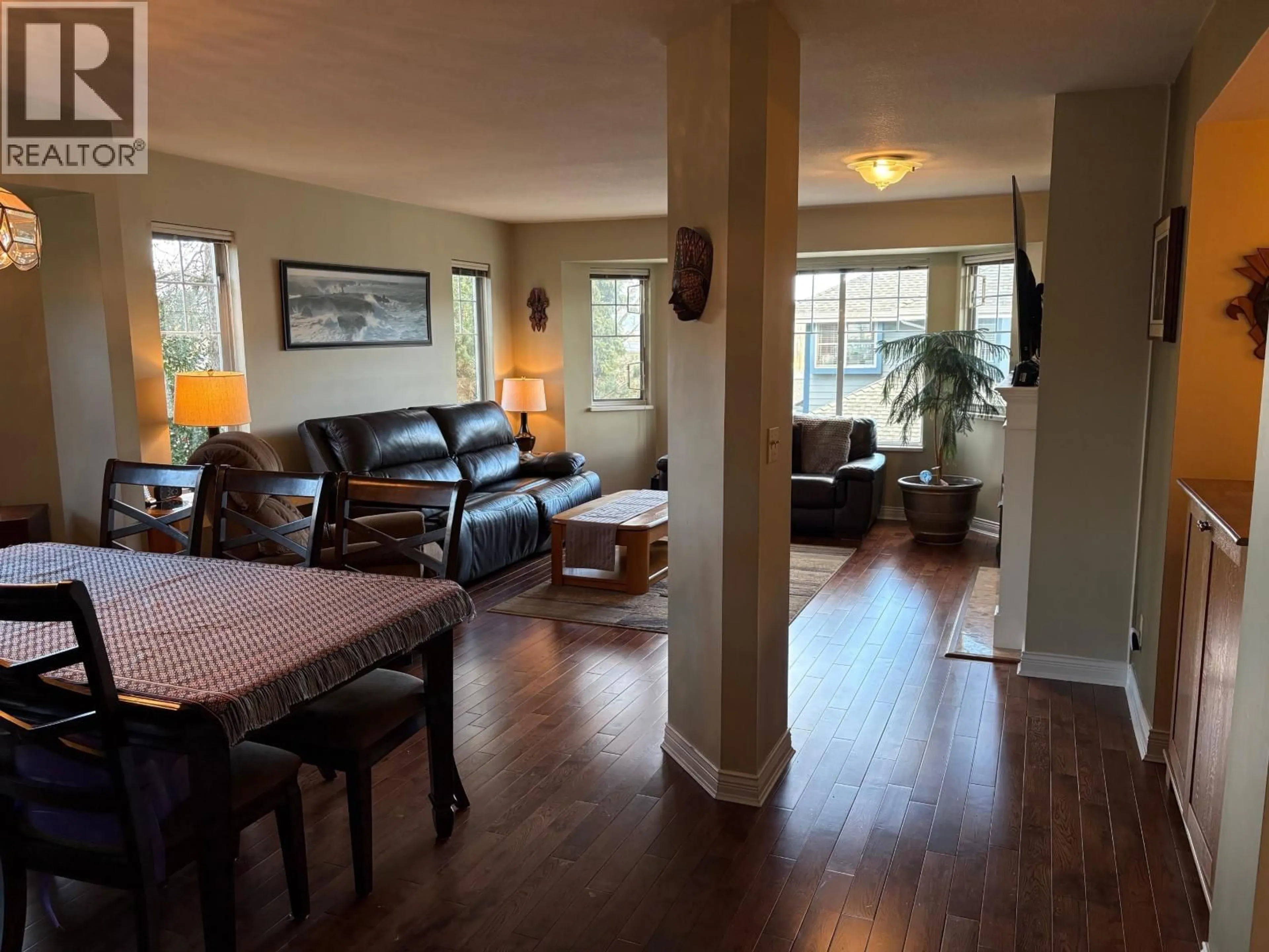 Living room with furniture, wood/laminate floor for 123 - 28 RICHMOND STREET, New Westminster British Columbia V3L5P4