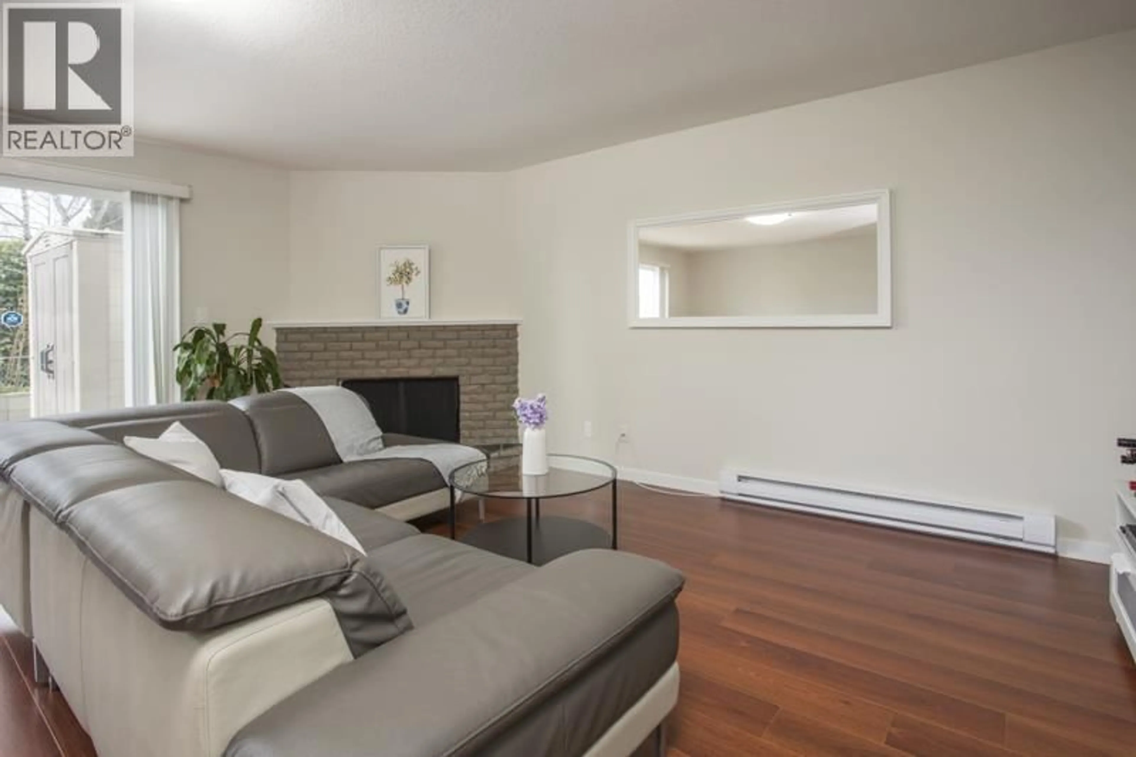 Living room with furniture, wood/laminate floor for 3 - 3051 SPRINGFIELD DRIVE, Richmond British Columbia V7E1Y9