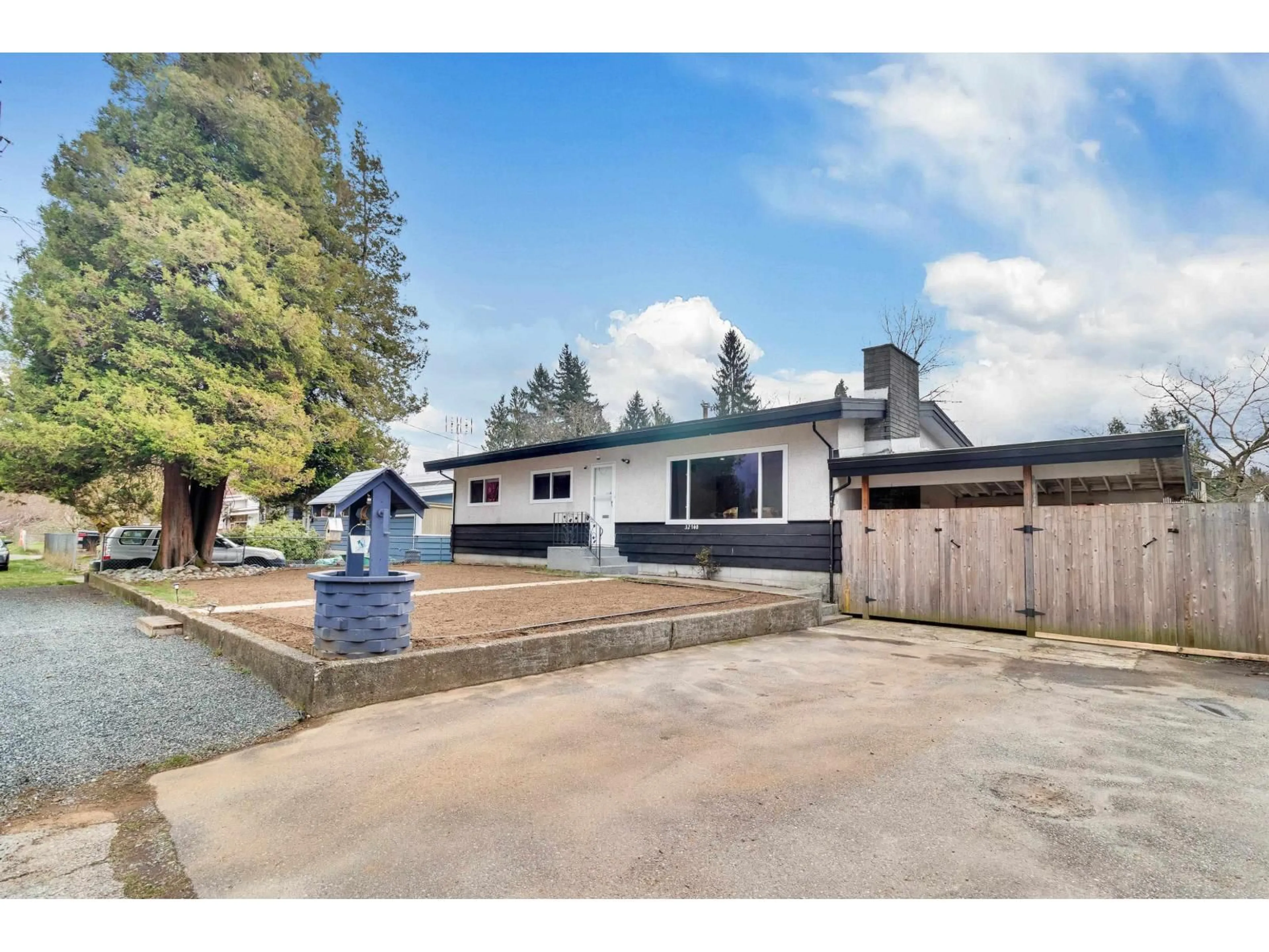 A pic from outside/outdoor area/front of a property/back of a property/a pic from drone, street for 32140 BUECKERT AVENUE, Mission British Columbia V2V1L4