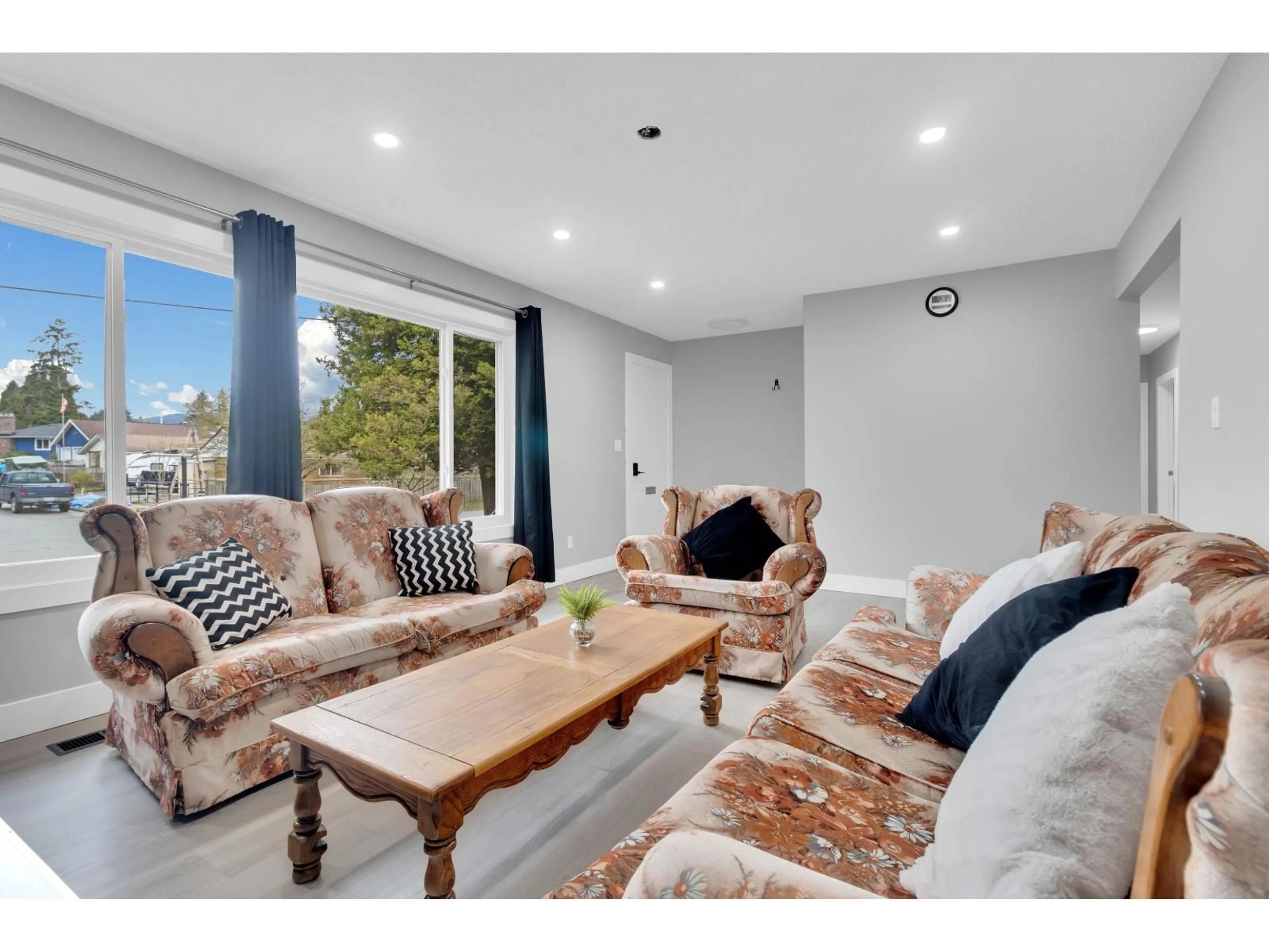 Living room with furniture, unknown for 32140 BUECKERT AVENUE, Mission British Columbia V2V1L4