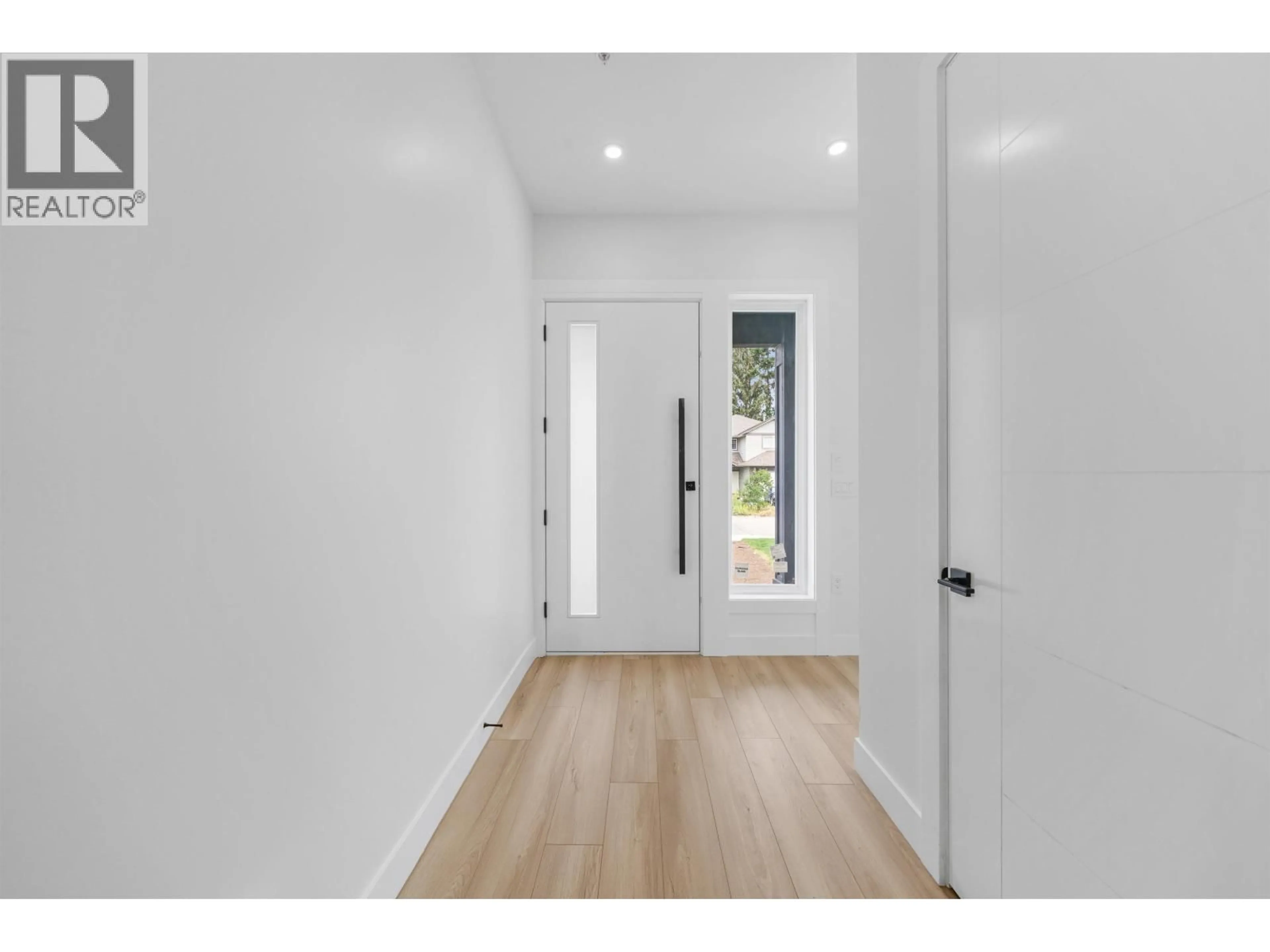 Indoor entryway for 19098 DOERKSEN DRIVE, Pitt Meadows British Columbia V3Y2C4