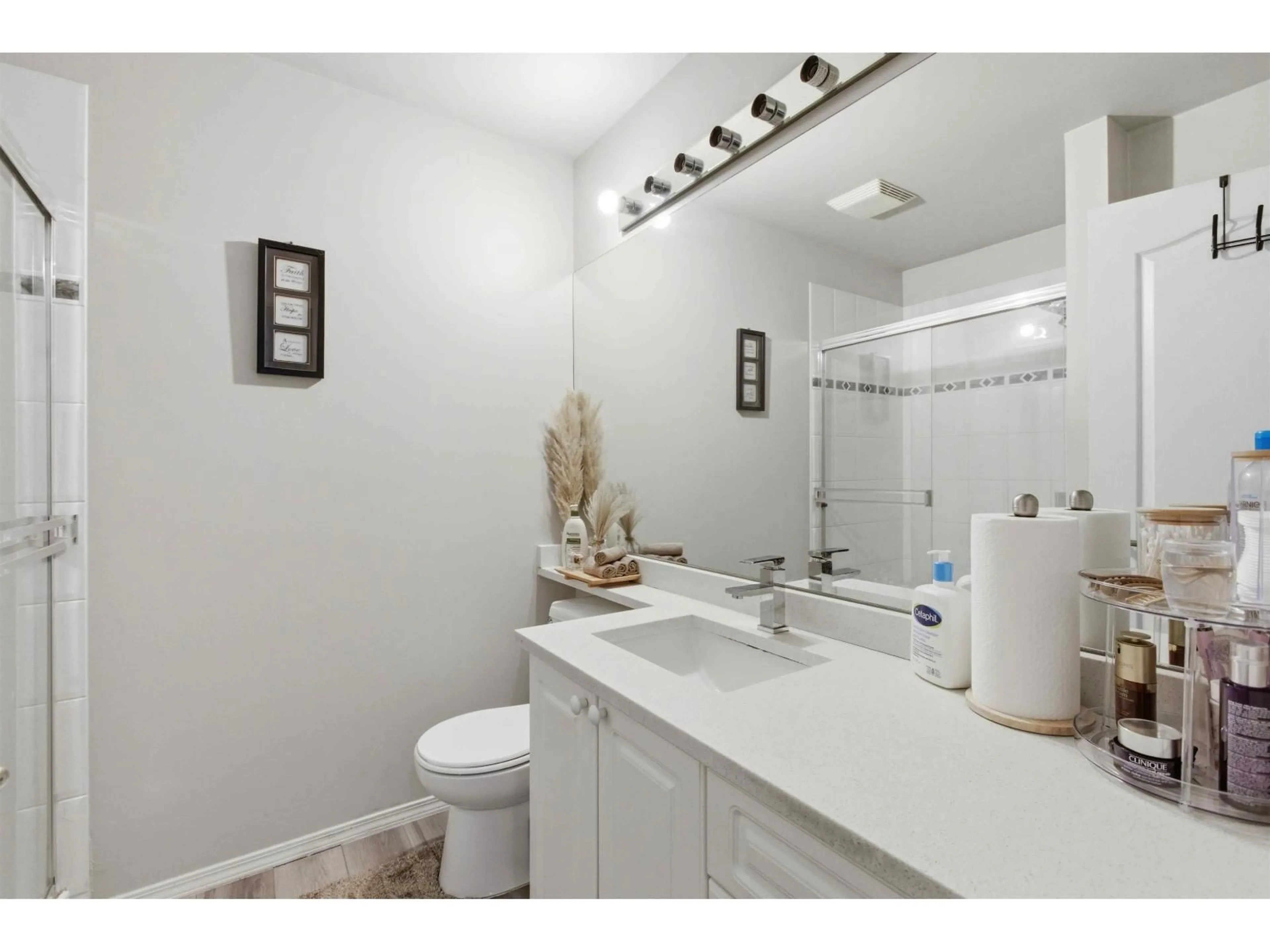 Standard bathroom, ceramic/tile floor for 114 - 15220 GUILDFORD DRIVE, Surrey British Columbia V3R0Y6