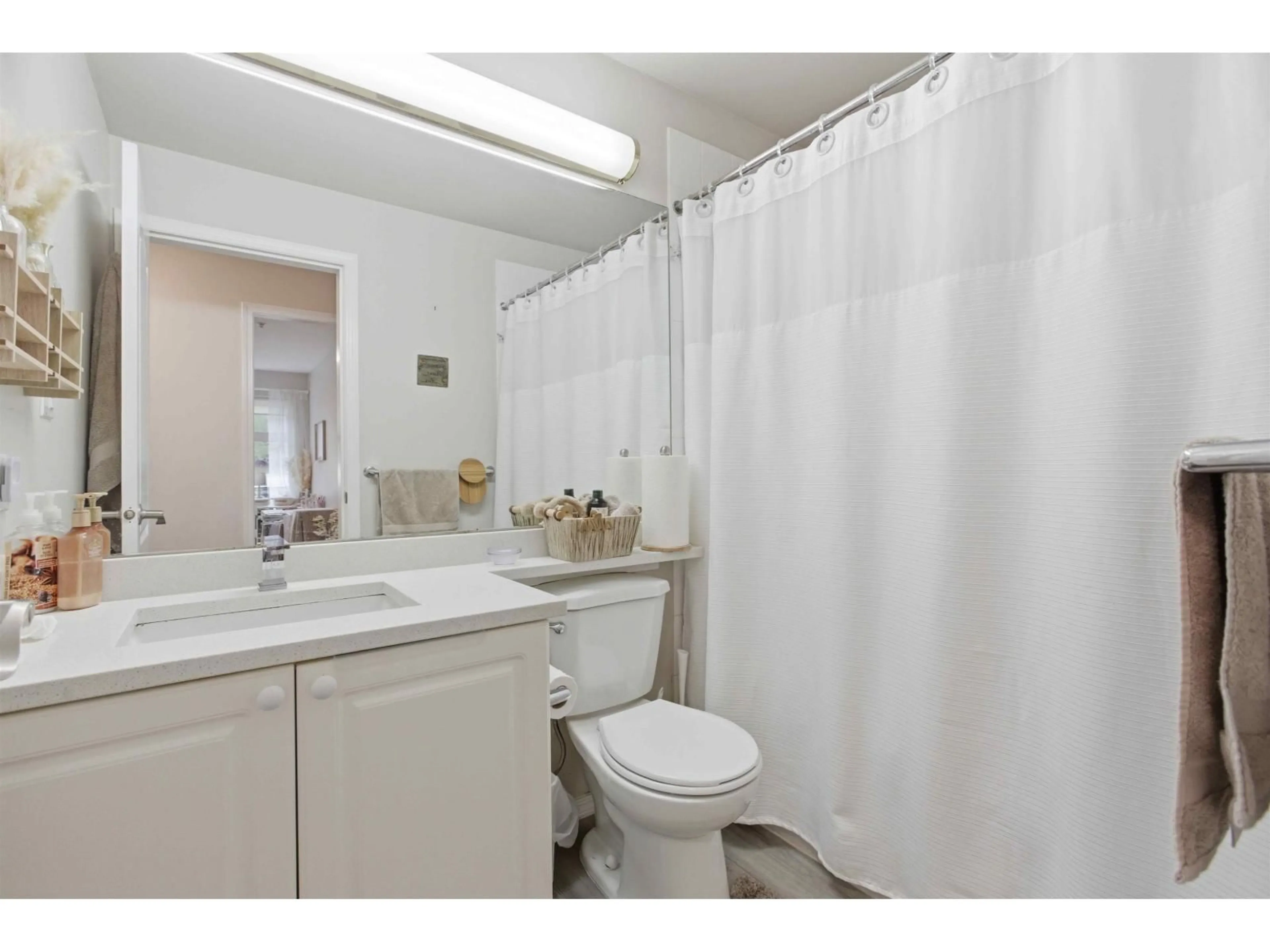 Standard bathroom, unknown for 114 - 15220 GUILDFORD DRIVE, Surrey British Columbia V3R0Y6
