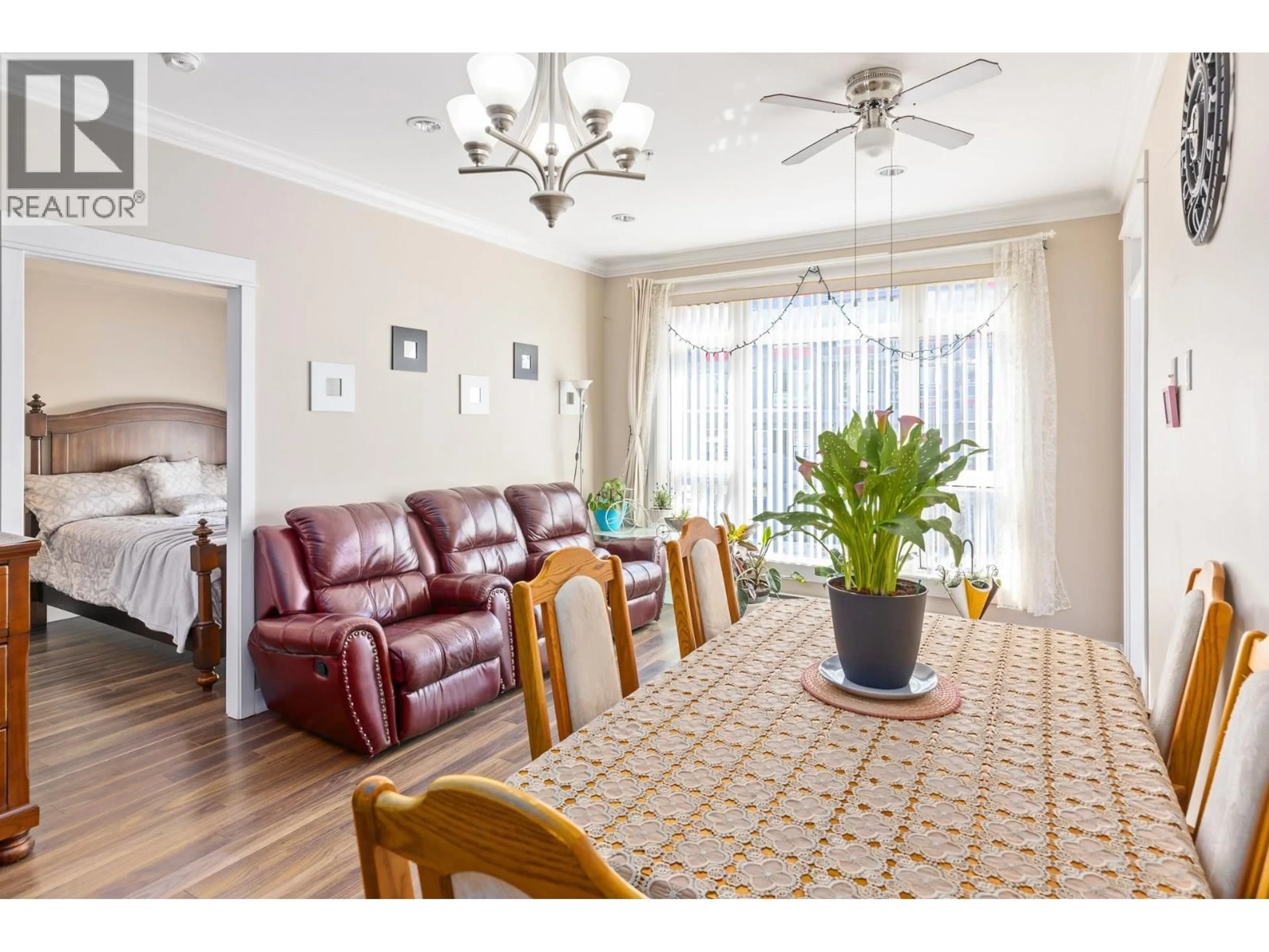 Dining room, wood/laminate floor for 219 - 6888 ROYAL OAK AVENUE, Burnaby British Columbia V5J4J2