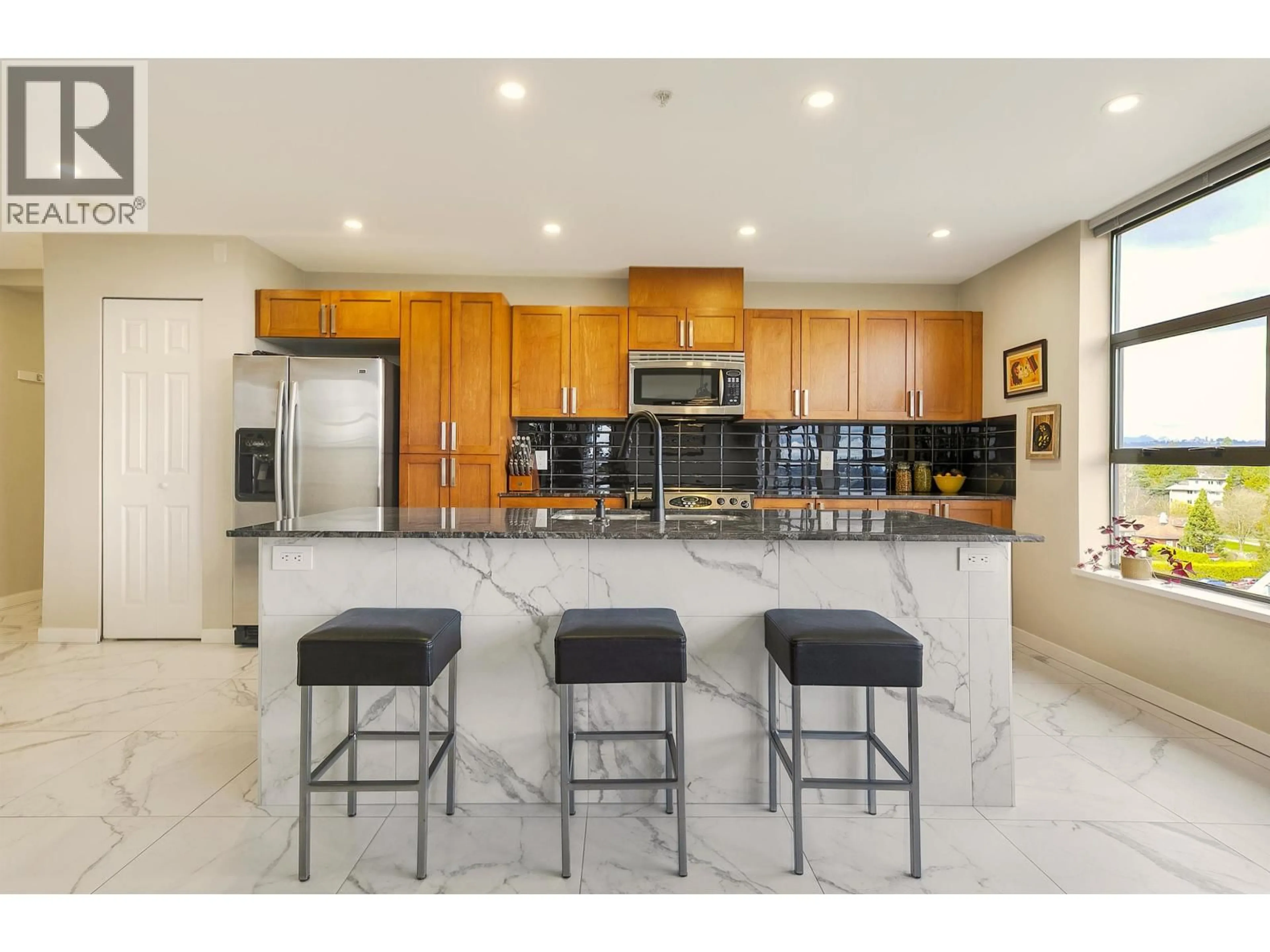 Open concept kitchen, ceramic/tile floor for 802 - 306 SIXTH STREET, New Westminster British Columbia V3L0C9