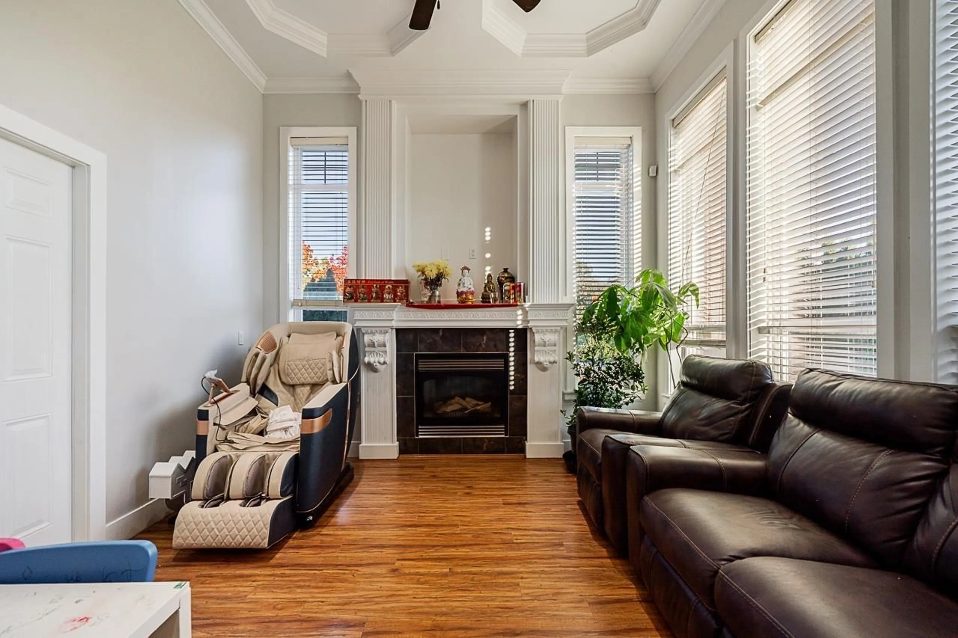 Living room with furniture, wood/laminate floor for 15177 76 AVENUE, Surrey British Columbia V3S2H4