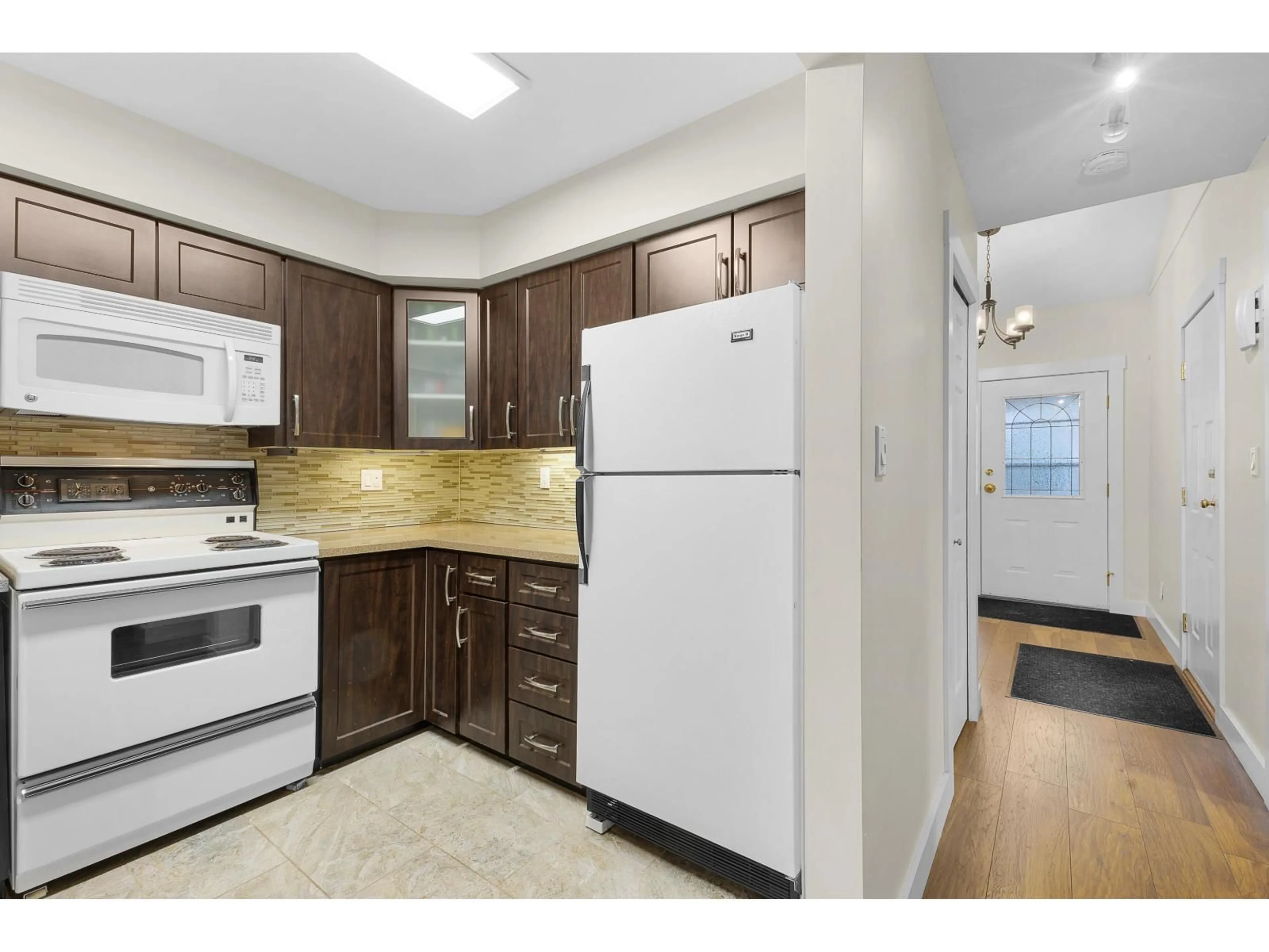 Standard kitchen, unknown for 16 - 32165 7 AVENUE, Mission British Columbia V2V2A9