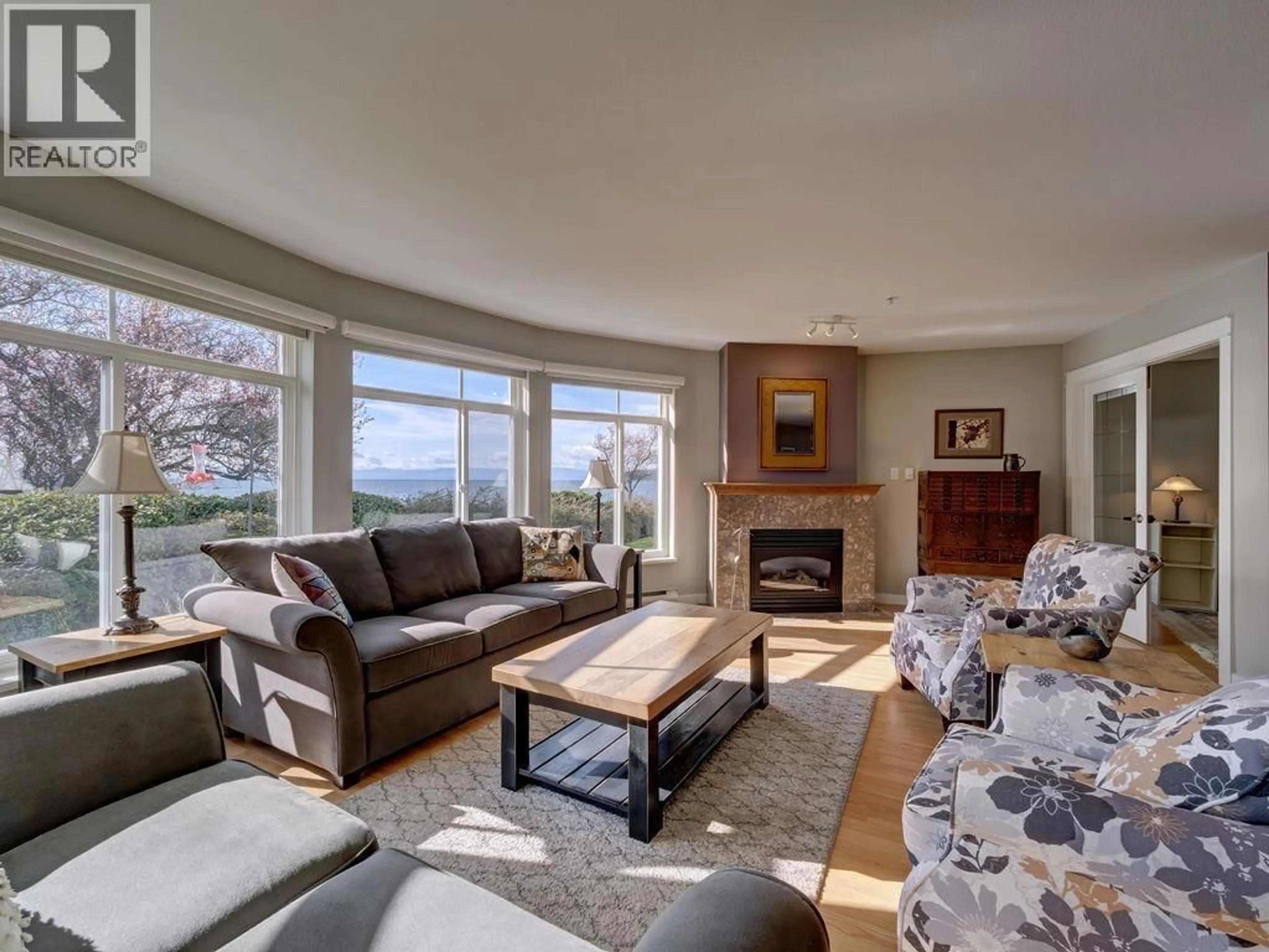 Living room with furniture, unknown for 103 - 5470 INLET AVENUE, Sechelt British Columbia V7Z0H4