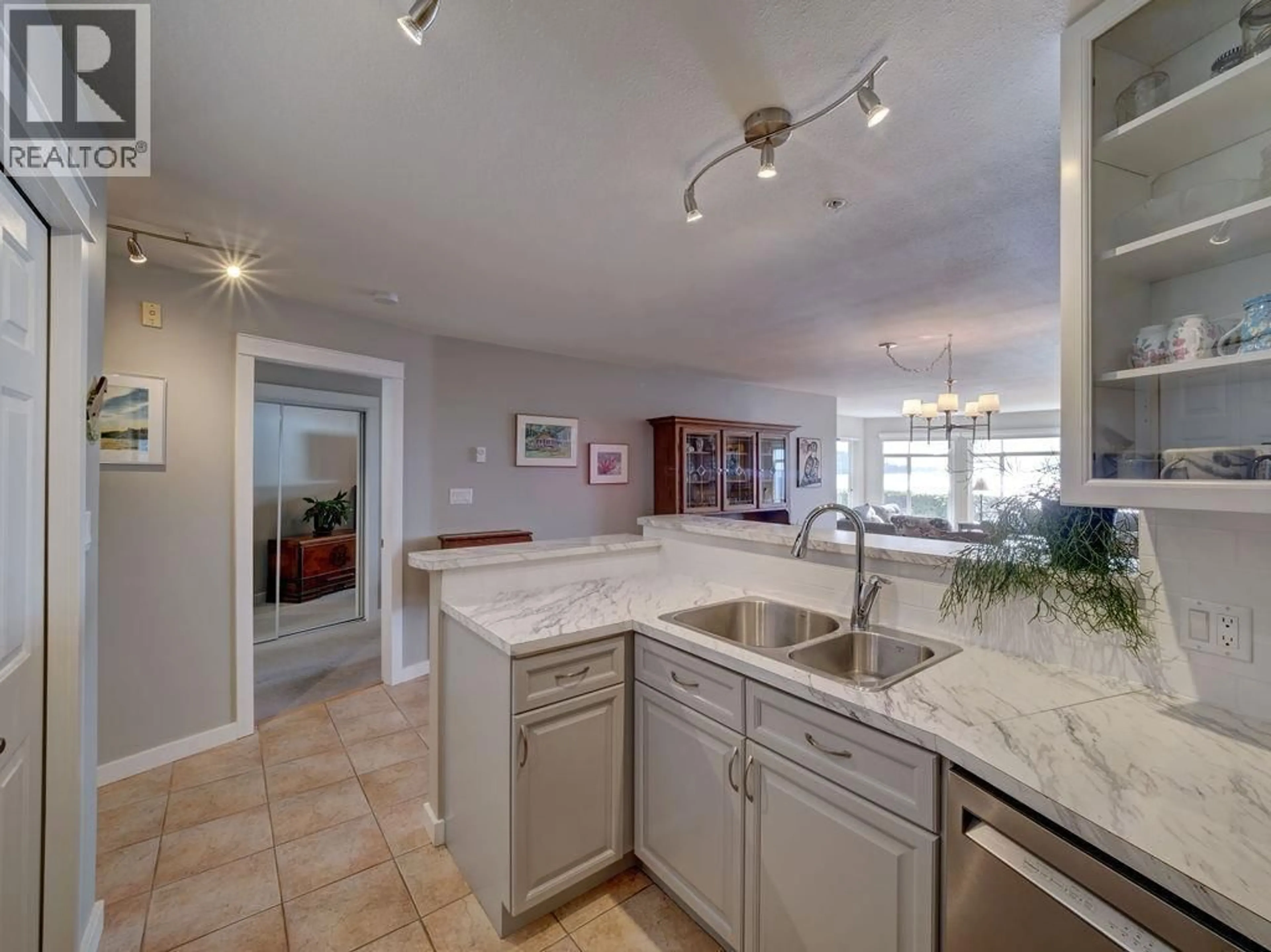 Open concept kitchen, ceramic/tile floor for 103 - 5470 INLET AVENUE, Sechelt British Columbia V7Z0H4