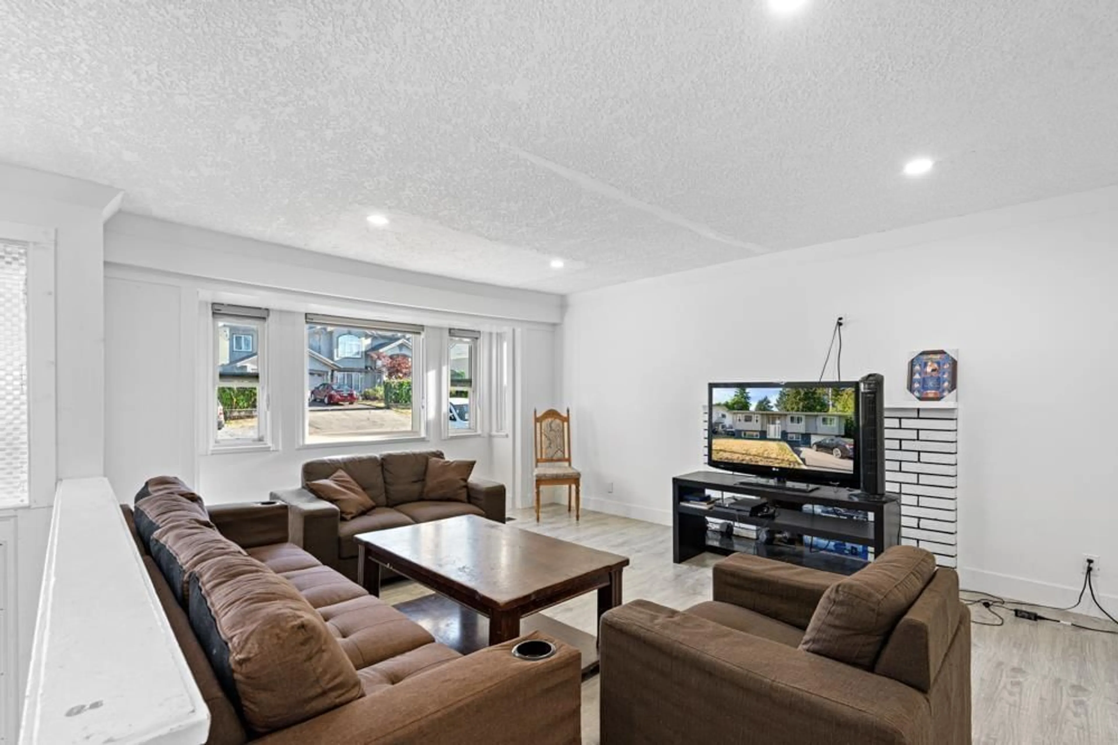 Living room with furniture, unknown for 13115 107A AVENUE, Surrey British Columbia V3T2G9