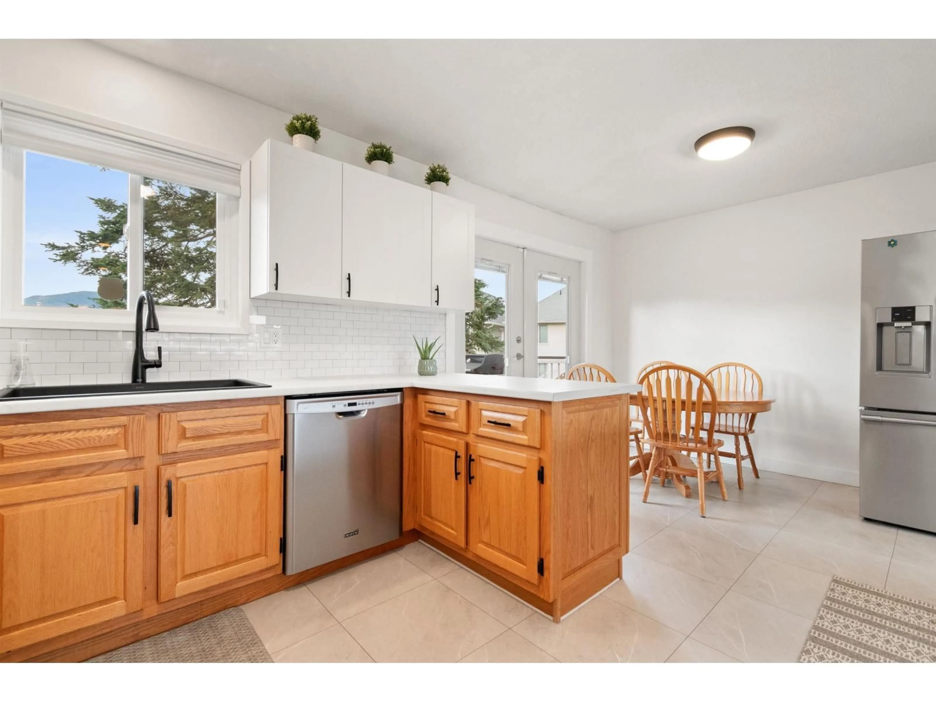 Open concept kitchen, ceramic/tile floor for 45362 WELLS ROAD, Chilliwack British Columbia V2R1H3