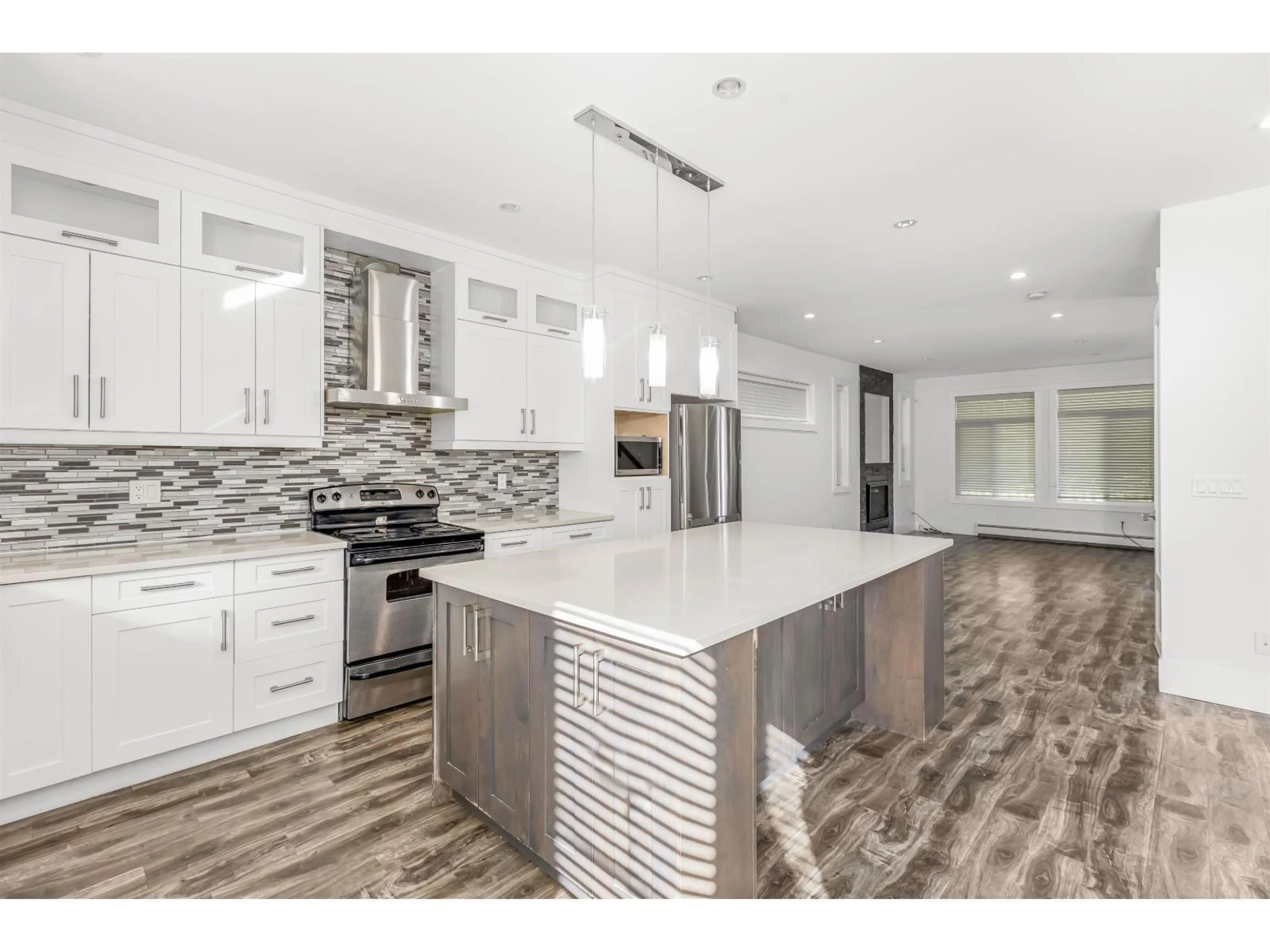 Open concept kitchen, unknown for 6015 138A STREET, Surrey British Columbia V3X1E7
