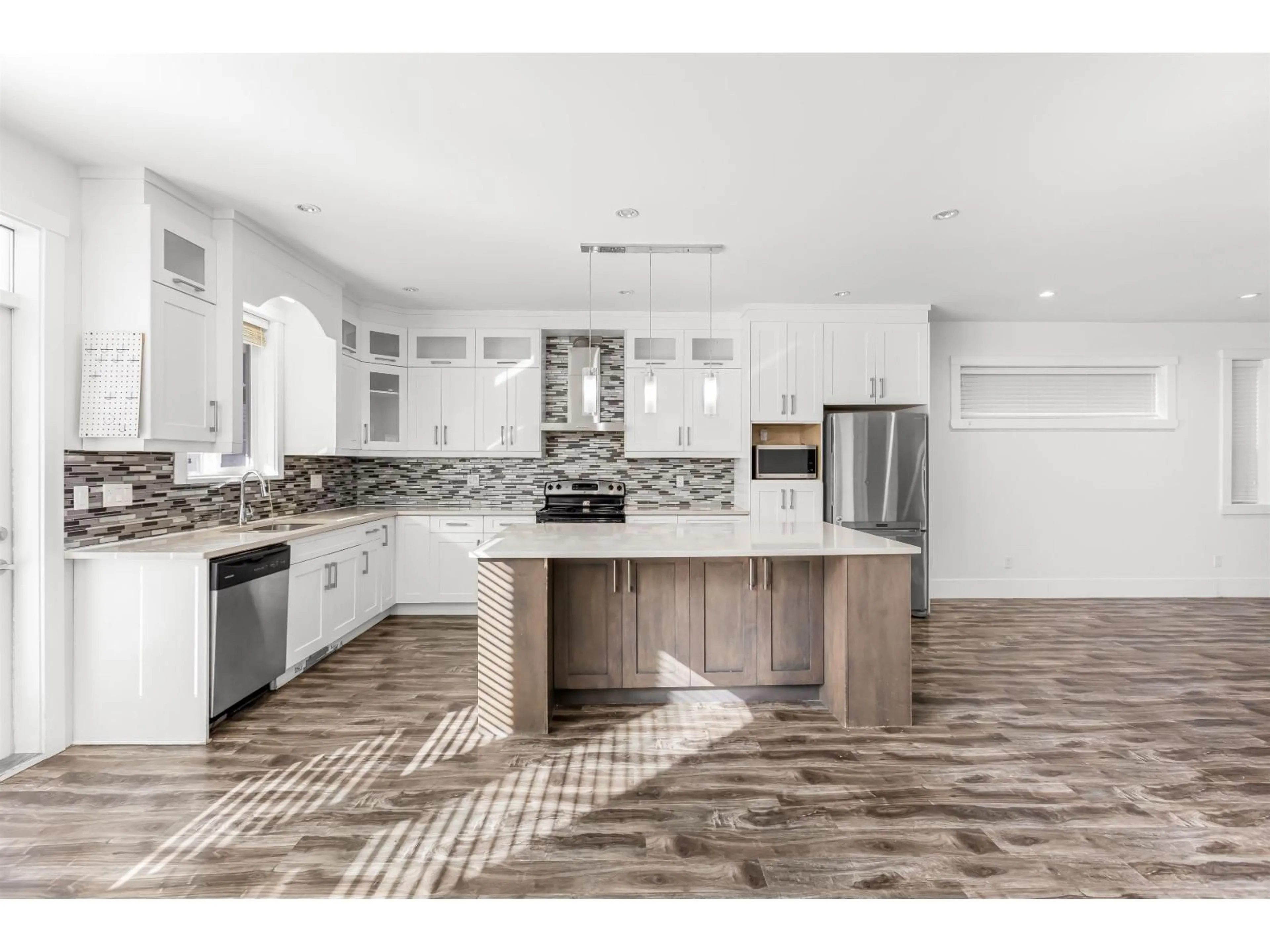 Open concept kitchen, ceramic/tile floor for 6015 138A STREET, Surrey British Columbia V3X1E7