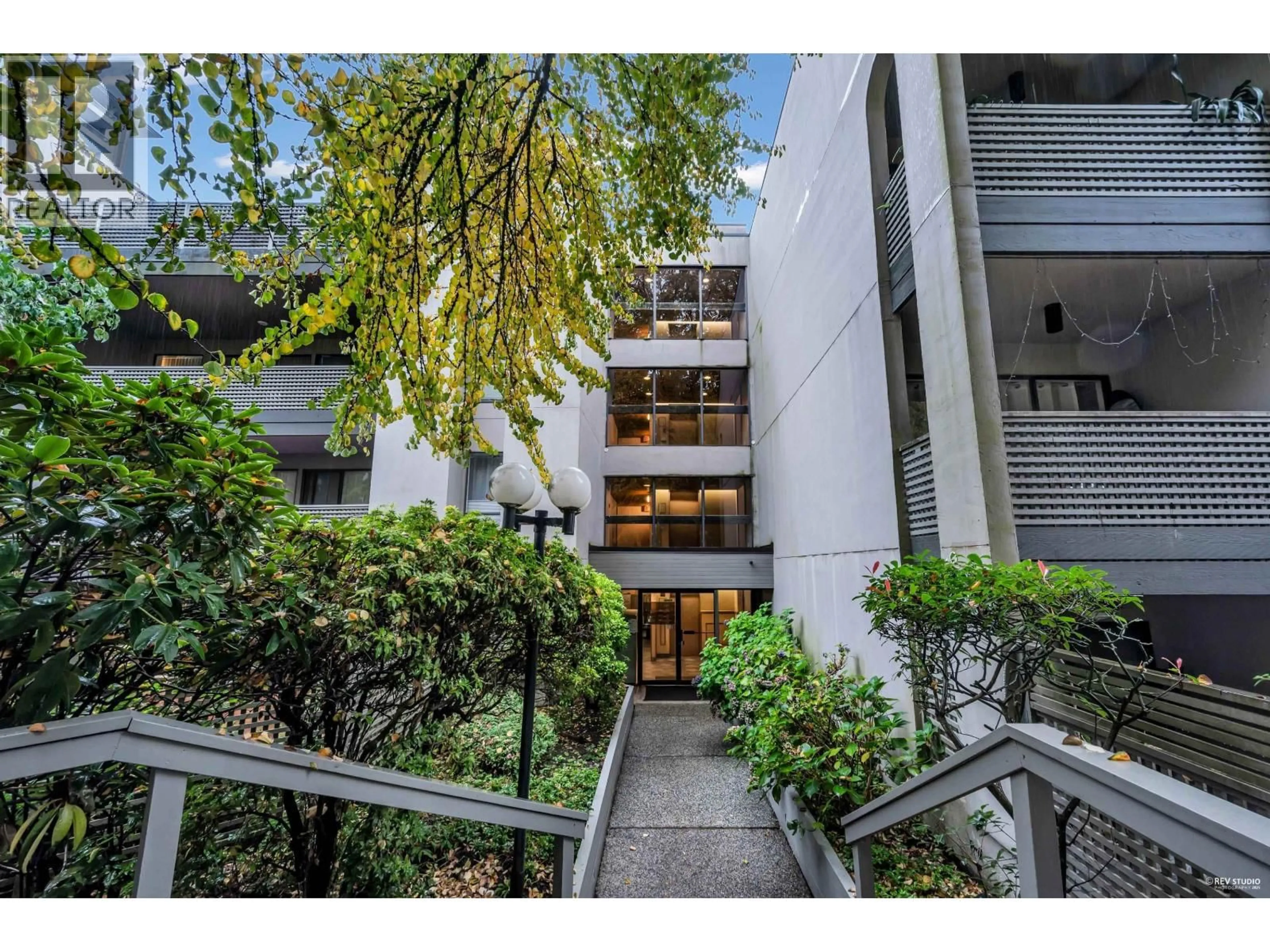 Indoor foyer for 208 - 1955 WOODWAY PLACE, Burnaby British Columbia V5B4S5