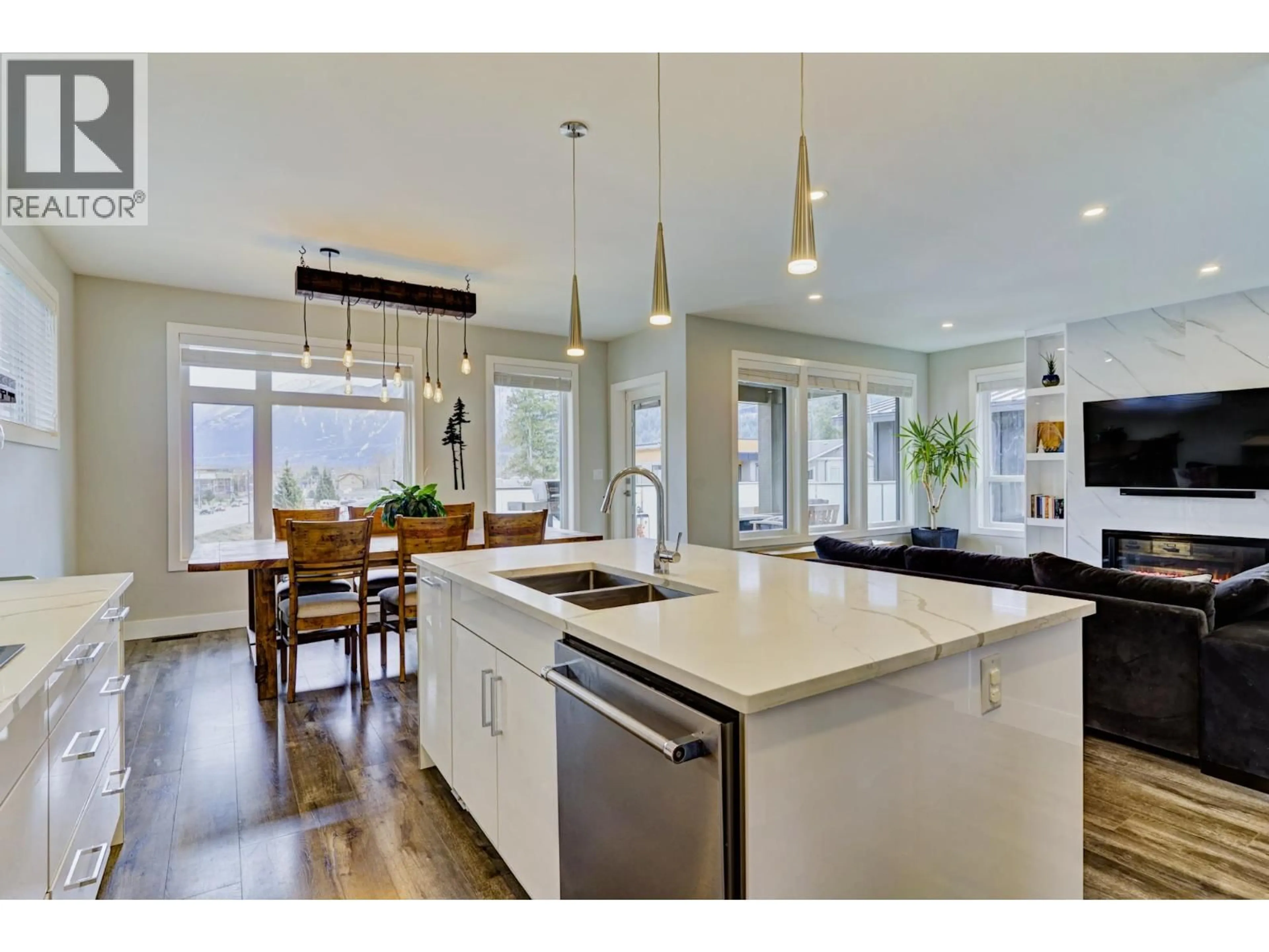 Open concept kitchen, unknown for 2004 TIYATA BOULEVARD, Pemberton British Columbia V0N2L0