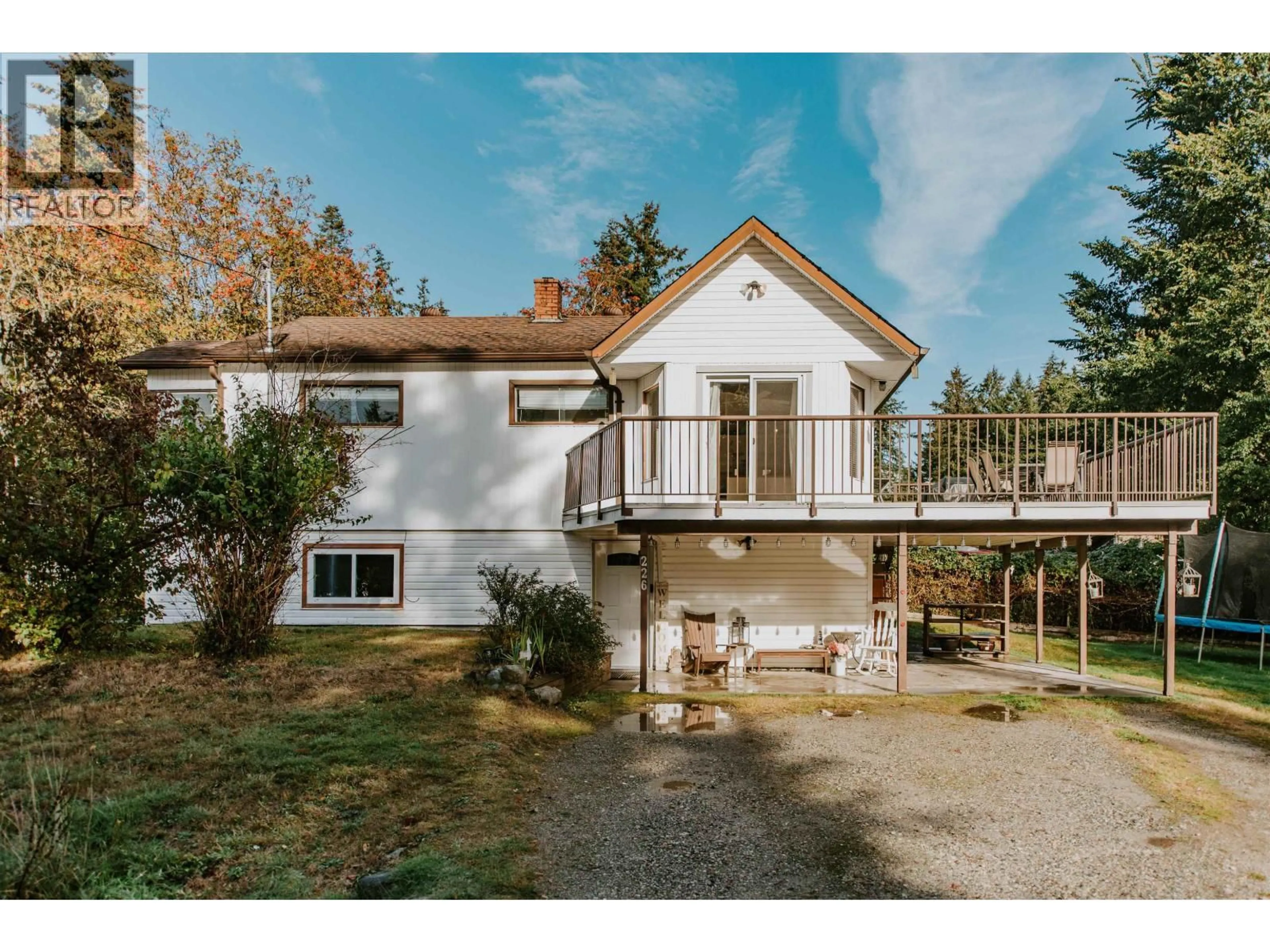 A pic from outside/outdoor area/front of a property/back of a property/a pic from drone, street for 226 PRATT ROAD, Gibsons British Columbia V0N1V3