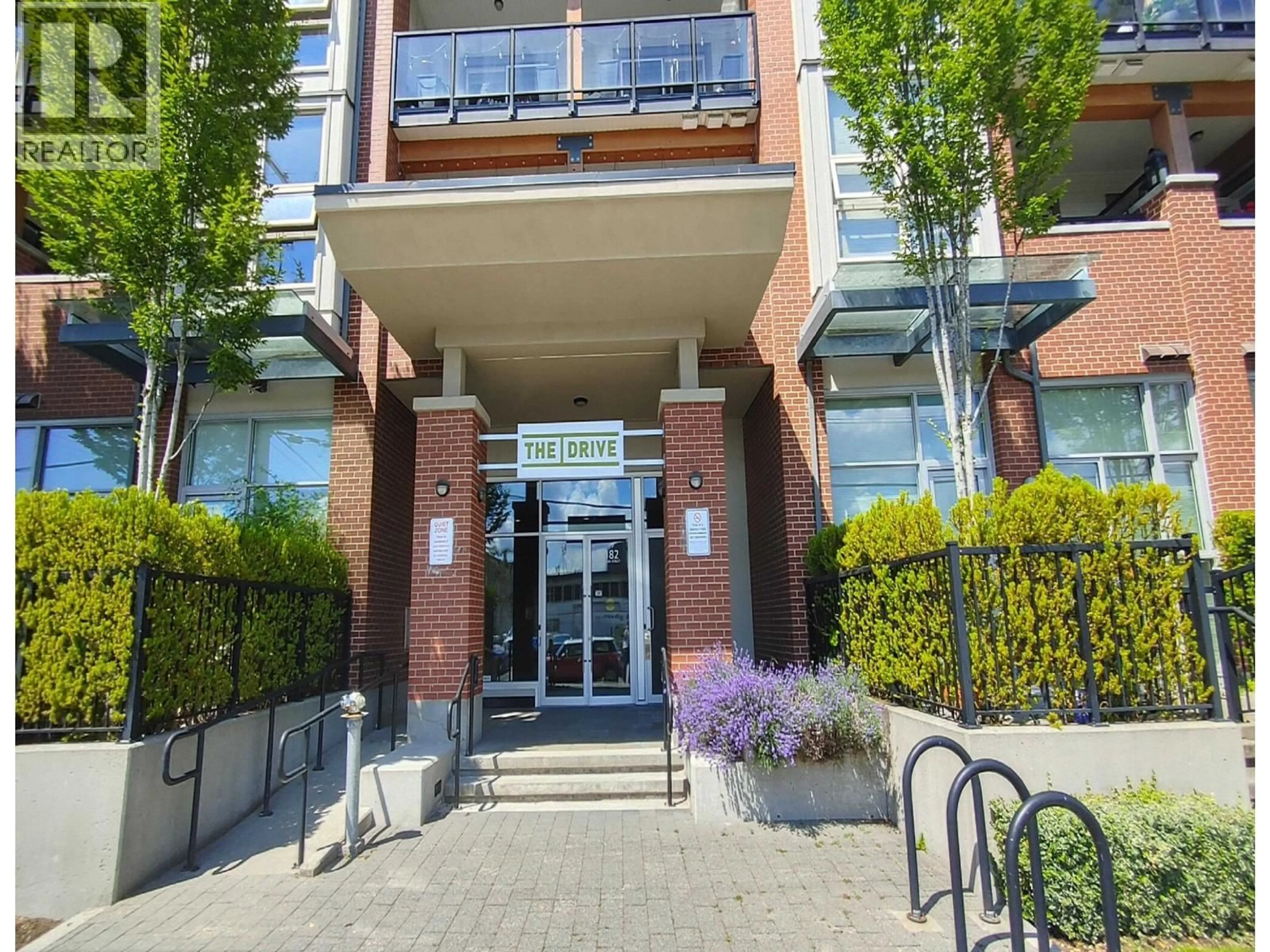Indoor foyer for 209 - 1182 16TH STREET, North Vancouver British Columbia V7P0B3