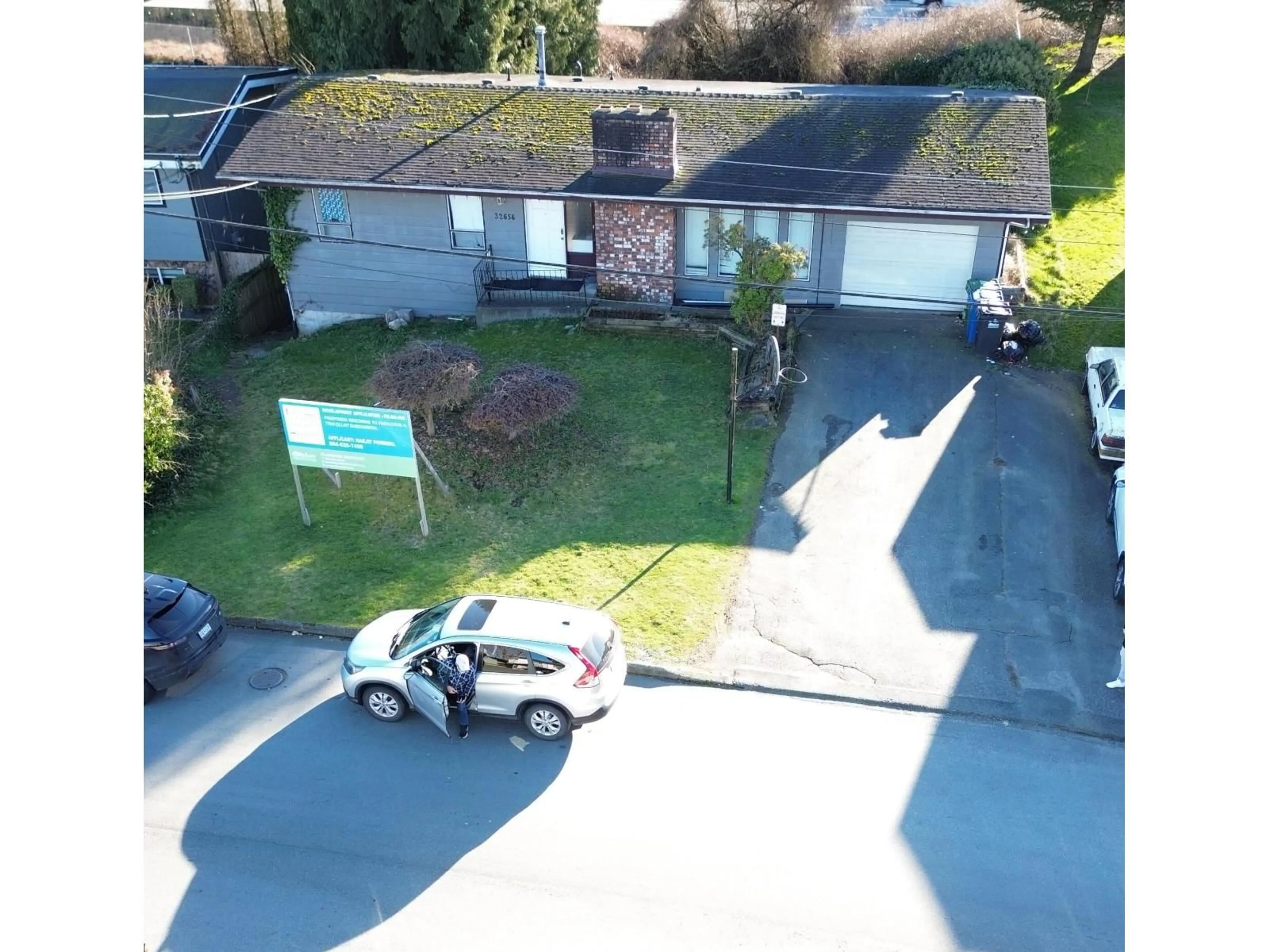 A pic from outside/outdoor area/front of a property/back of a property/a pic from drone, street for 32656 PANDORA AVENUE, Abbotsford British Columbia V2T3X1