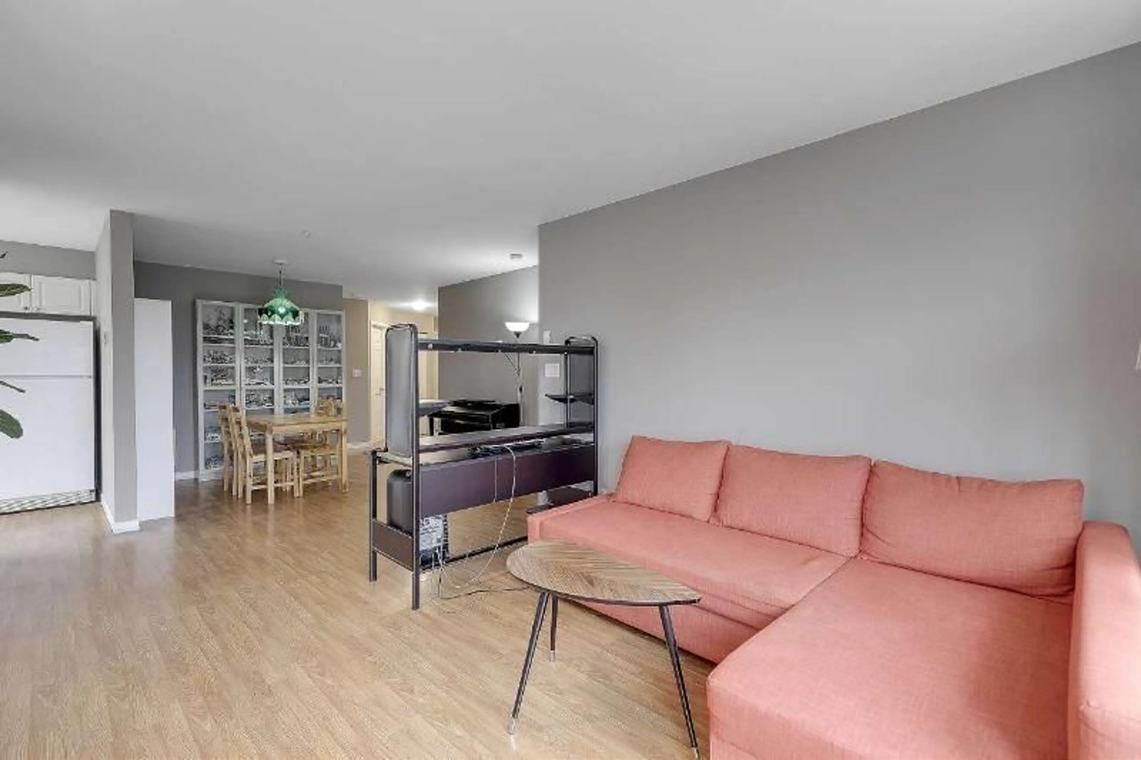 Living room with furniture, wood/laminate floor for 322 - 15268 105 AVENUE, Surrey British Columbia V3R0W8