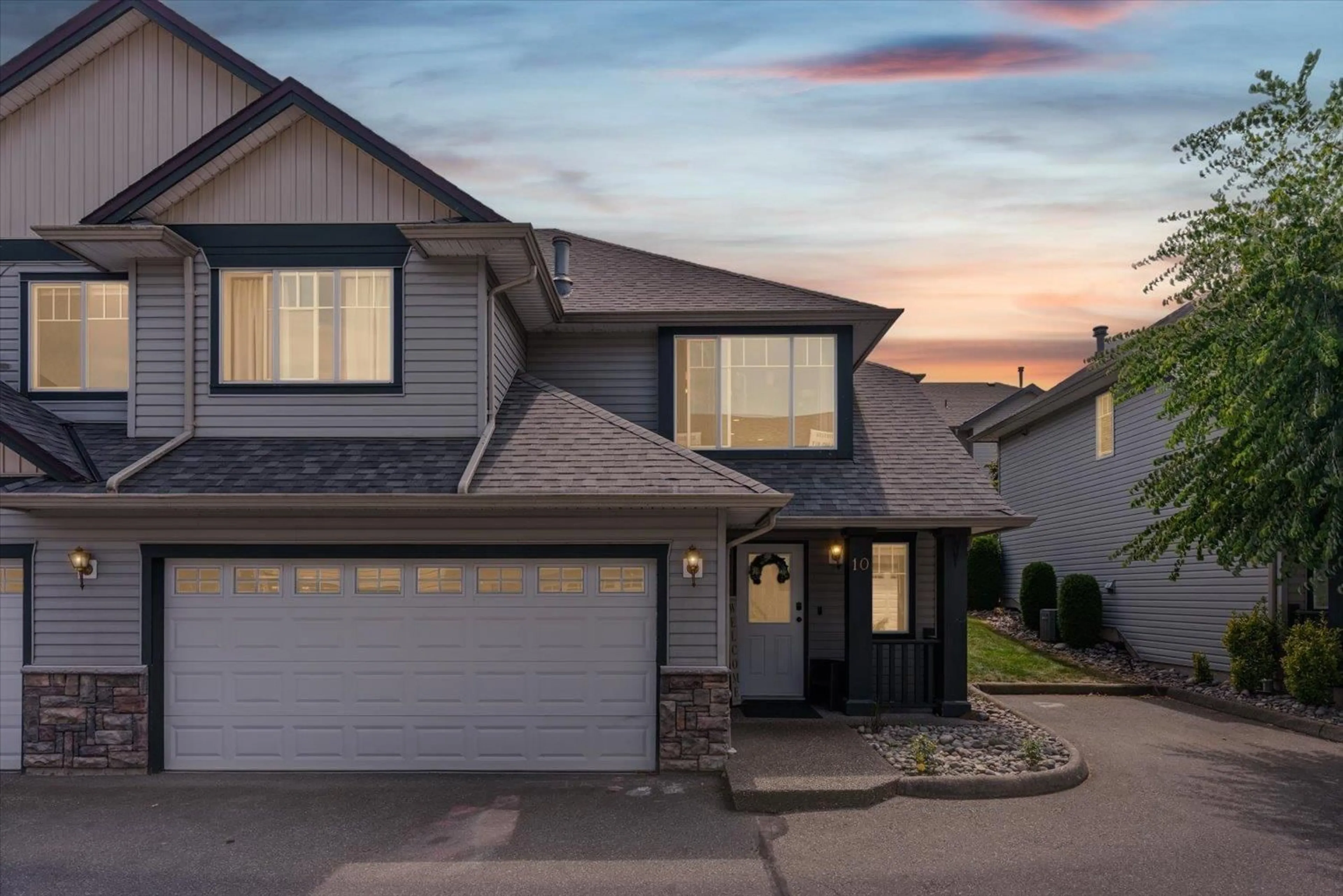 Home with vinyl exterior material, street for 10 - 46330 VALLEYVIEW ROAD, Chilliwack British Columbia V2R5S6