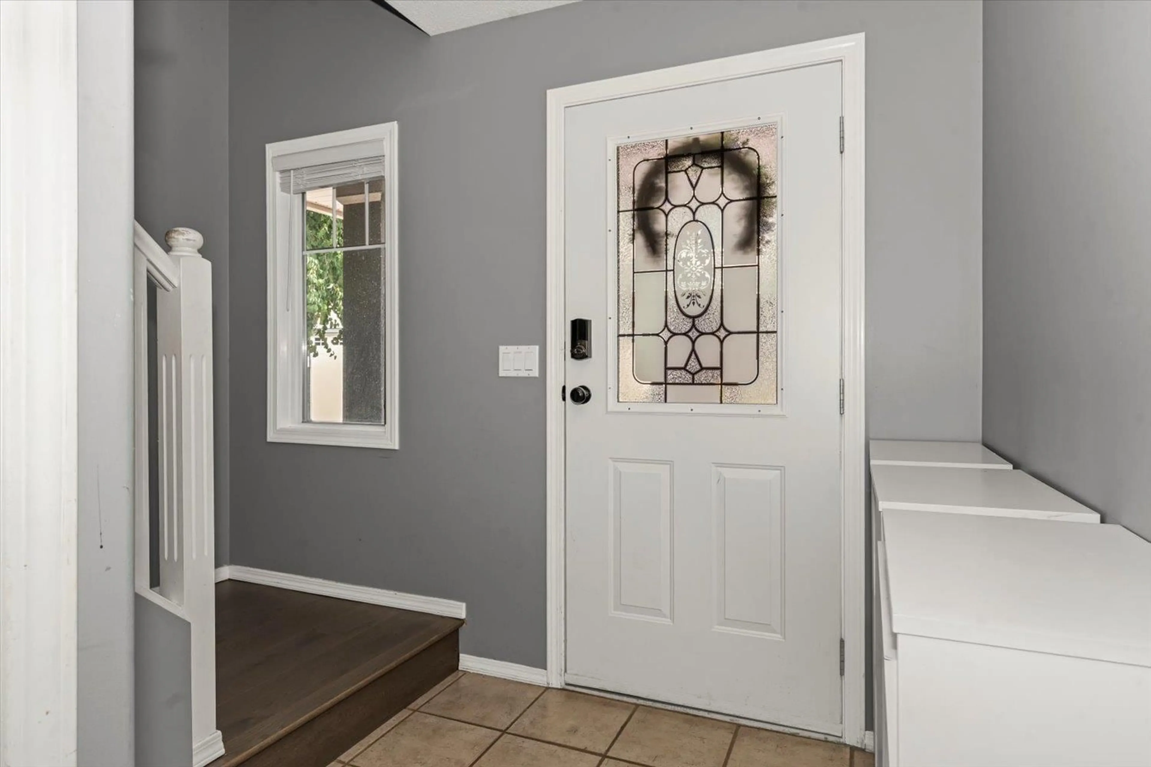 Indoor entryway for 10 - 46330 VALLEYVIEW ROAD, Chilliwack British Columbia V2R5S6