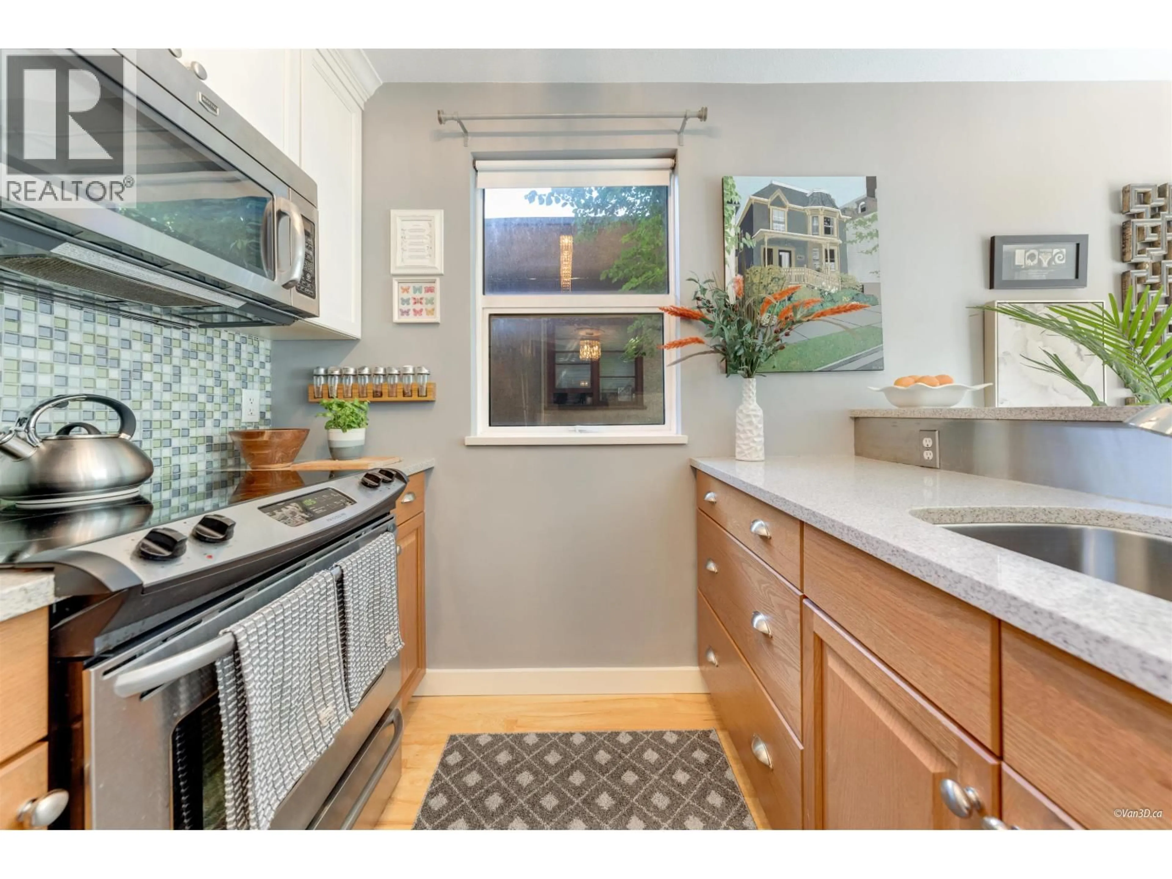 Open concept kitchen, ceramic/tile floor for 201 - 985 10TH AVENUE, Vancouver British Columbia V5Z1L9