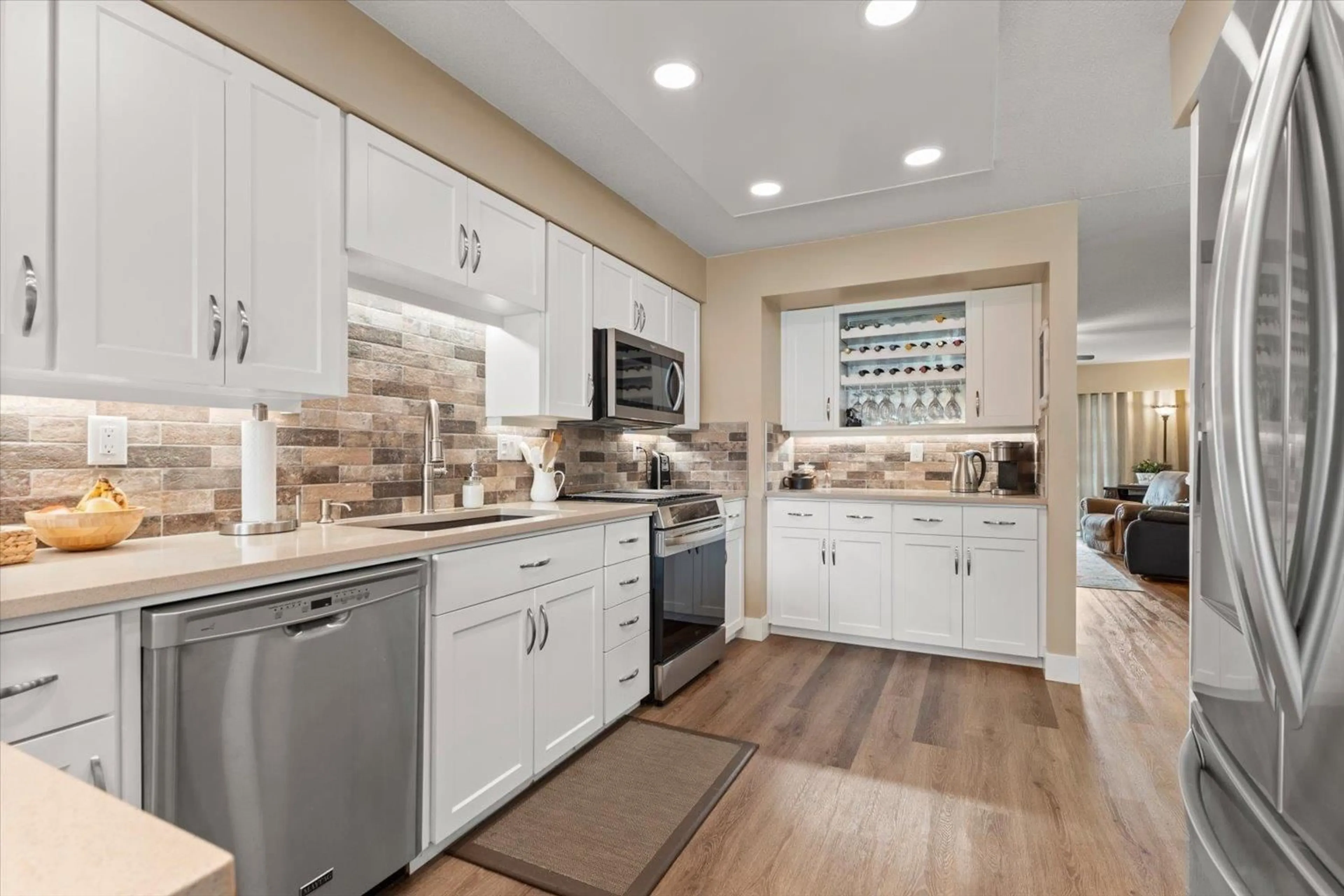 Open concept kitchen, ceramic/tile floor for 220 - 32691 GARIBALDI DRIVE, Abbotsford British Columbia V2T5T7