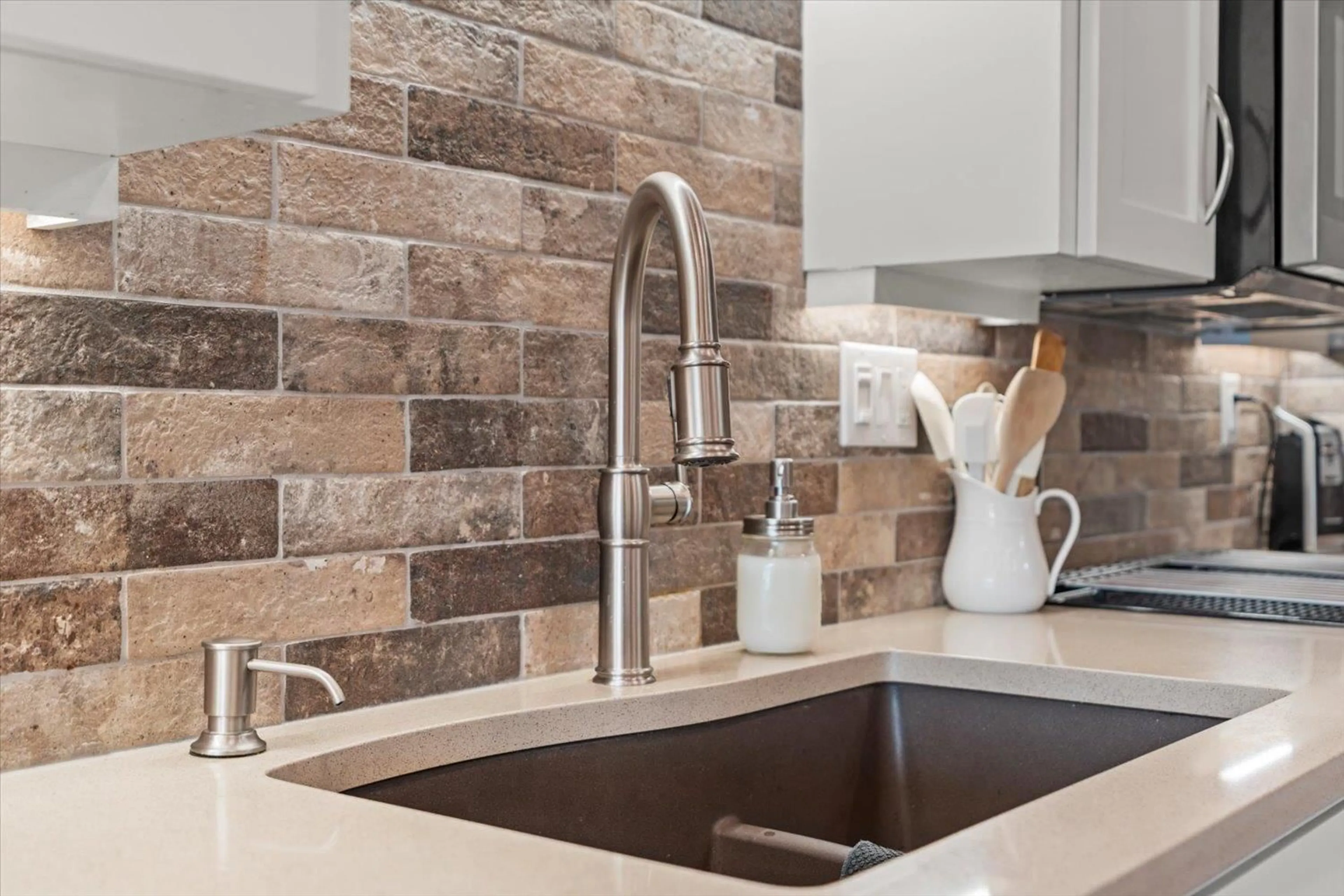 Contemporary kitchen, ceramic/tile floor for 220 - 32691 GARIBALDI DRIVE, Abbotsford British Columbia V2T5T7