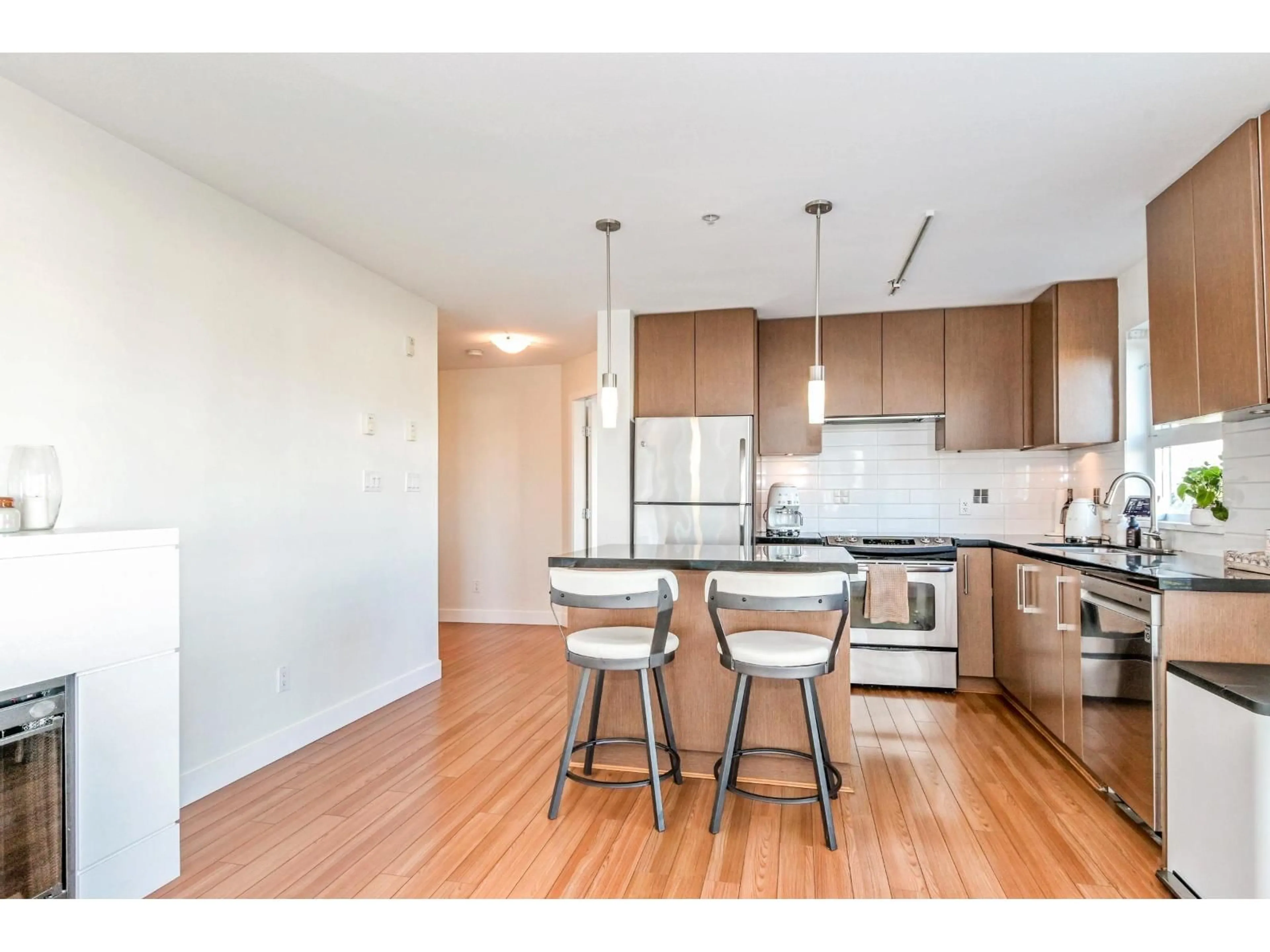 Open concept kitchen, wood/laminate floor for 311 - 15775 CROYDON DRIVE, Surrey British Columbia V3Z2L6