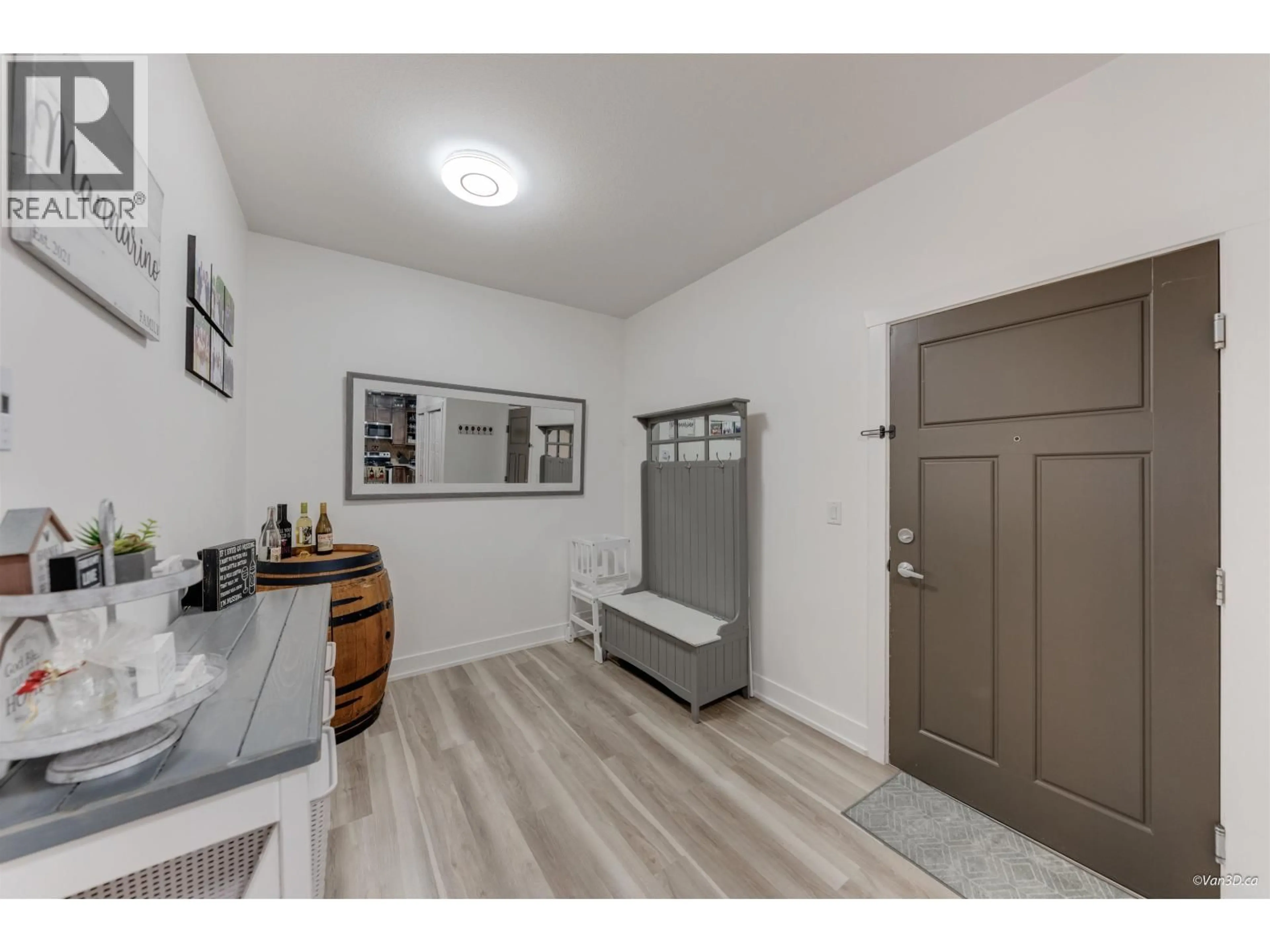 Indoor entryway for 404 - 1988 SUFFOLK AVENUE, Port Coquitlam British Columbia V3B1H2