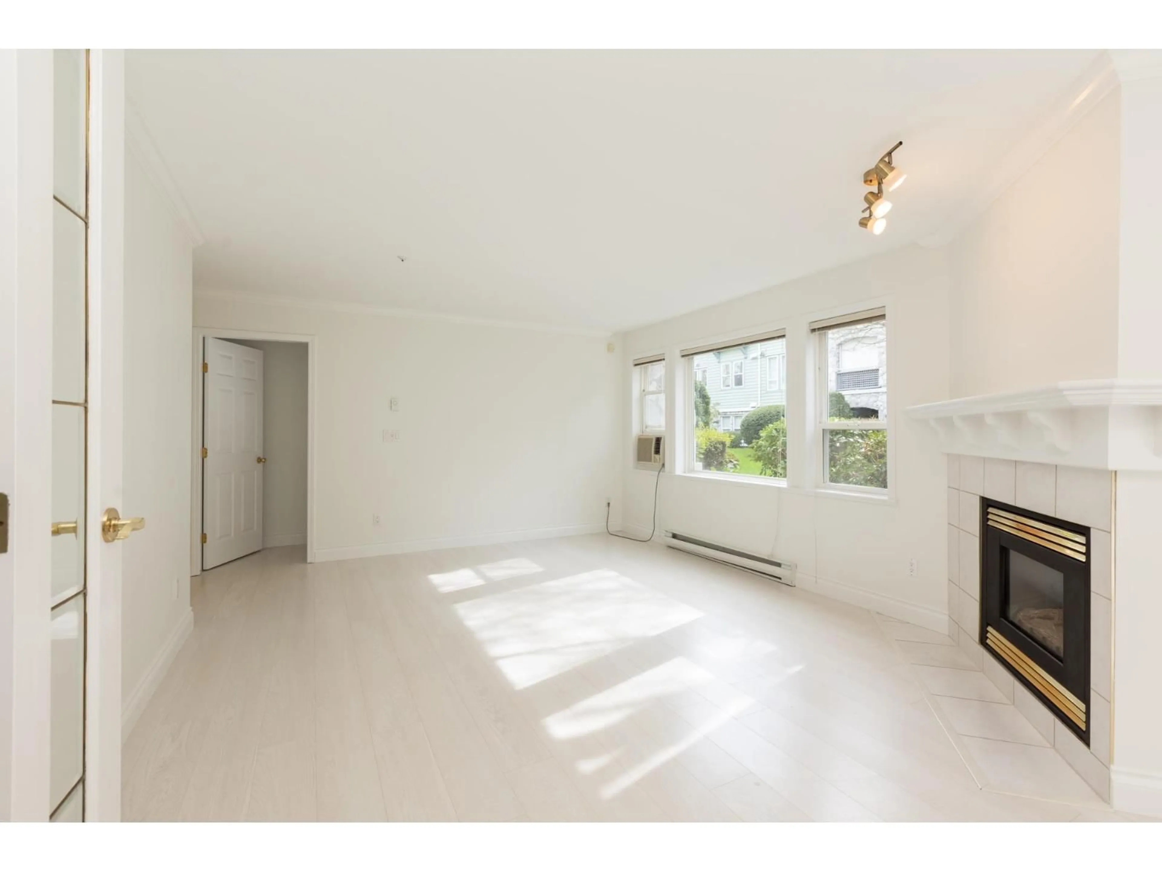 A pic of a room for 103 - 15558 16A AVENUE, Surrey British Columbia V4A1T3