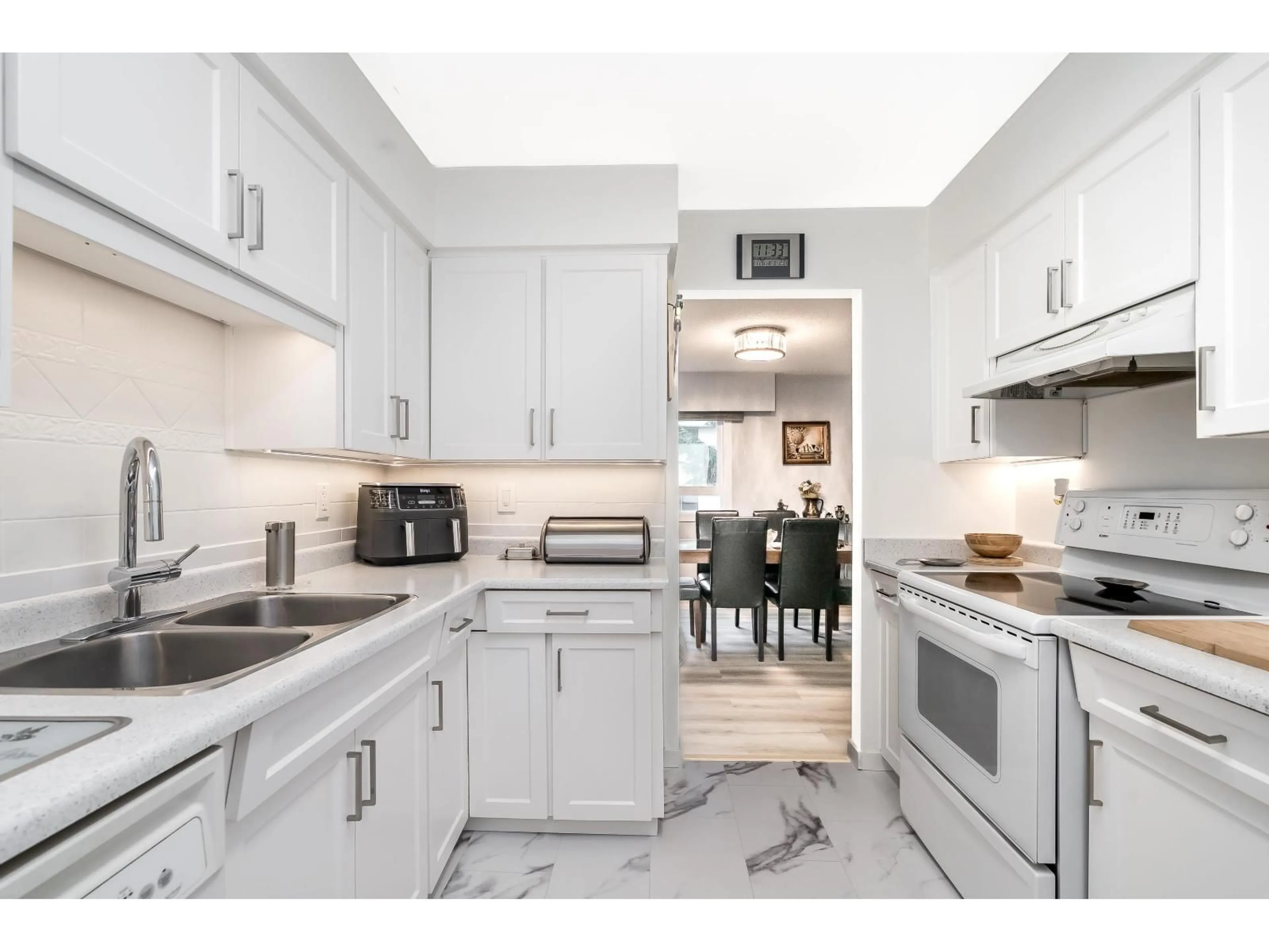 Open concept kitchen, ceramic/tile floor for 203 - 32040 PEARDONVILLE ROAD, Abbotsford British Columbia V2T6N8