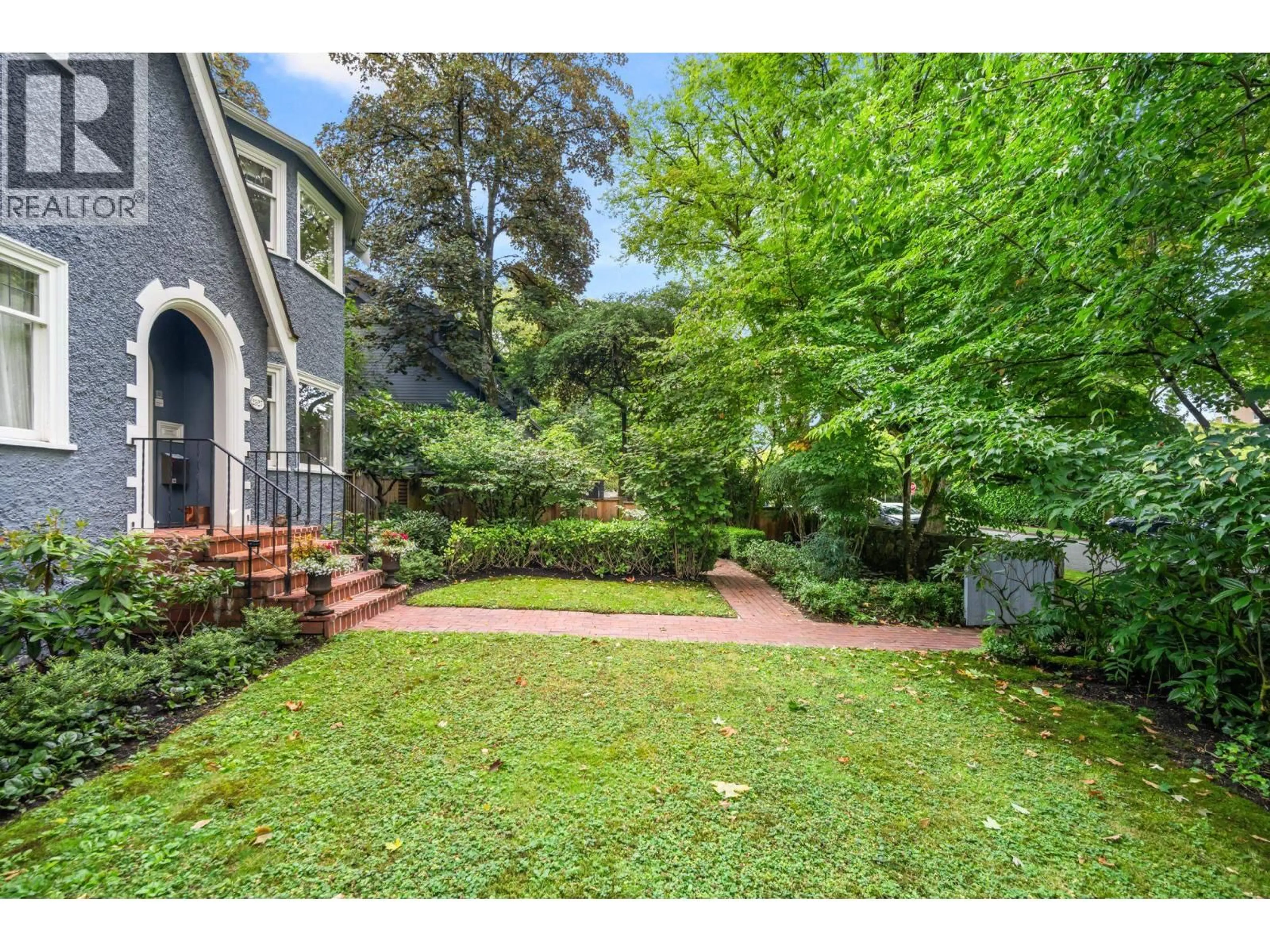 A pic from outside/outdoor area/front of a property/back of a property/a pic from drone, street for 2527 37TH AVENUE, Vancouver British Columbia V6N2T3