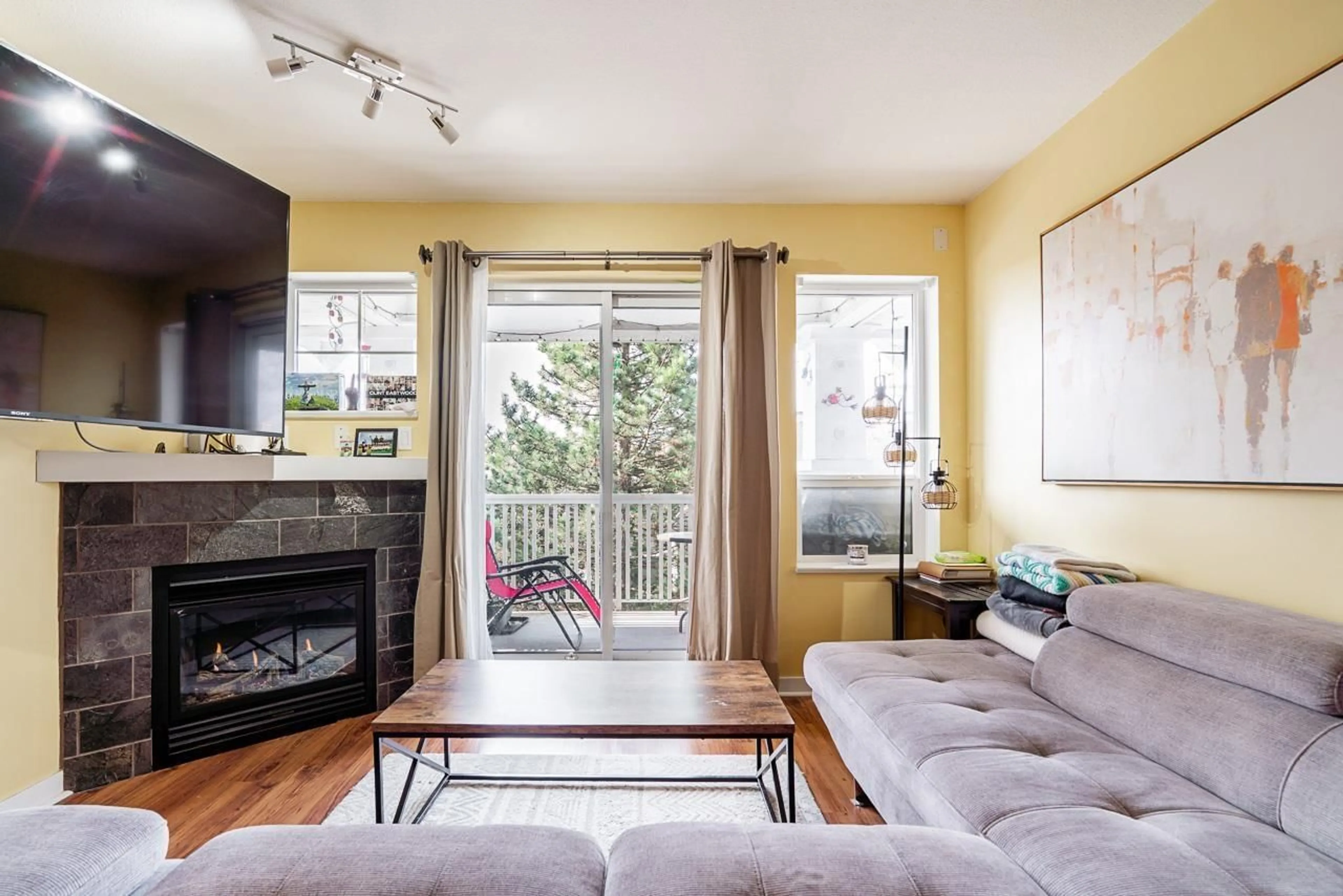 Living room with furniture, wood/laminate floor for 412 - 20750 DUNCAN WAY, Langley British Columbia V3A9J6