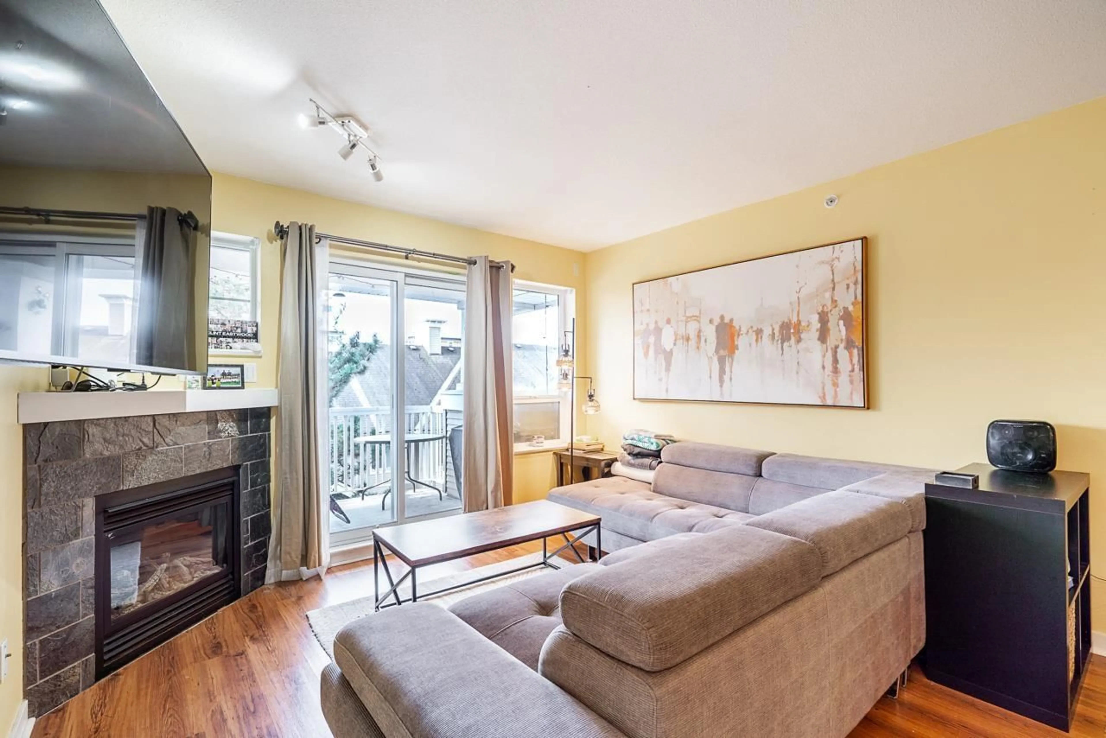 Living room with furniture, wood/laminate floor for 412 - 20750 DUNCAN WAY, Langley British Columbia V3A9J6