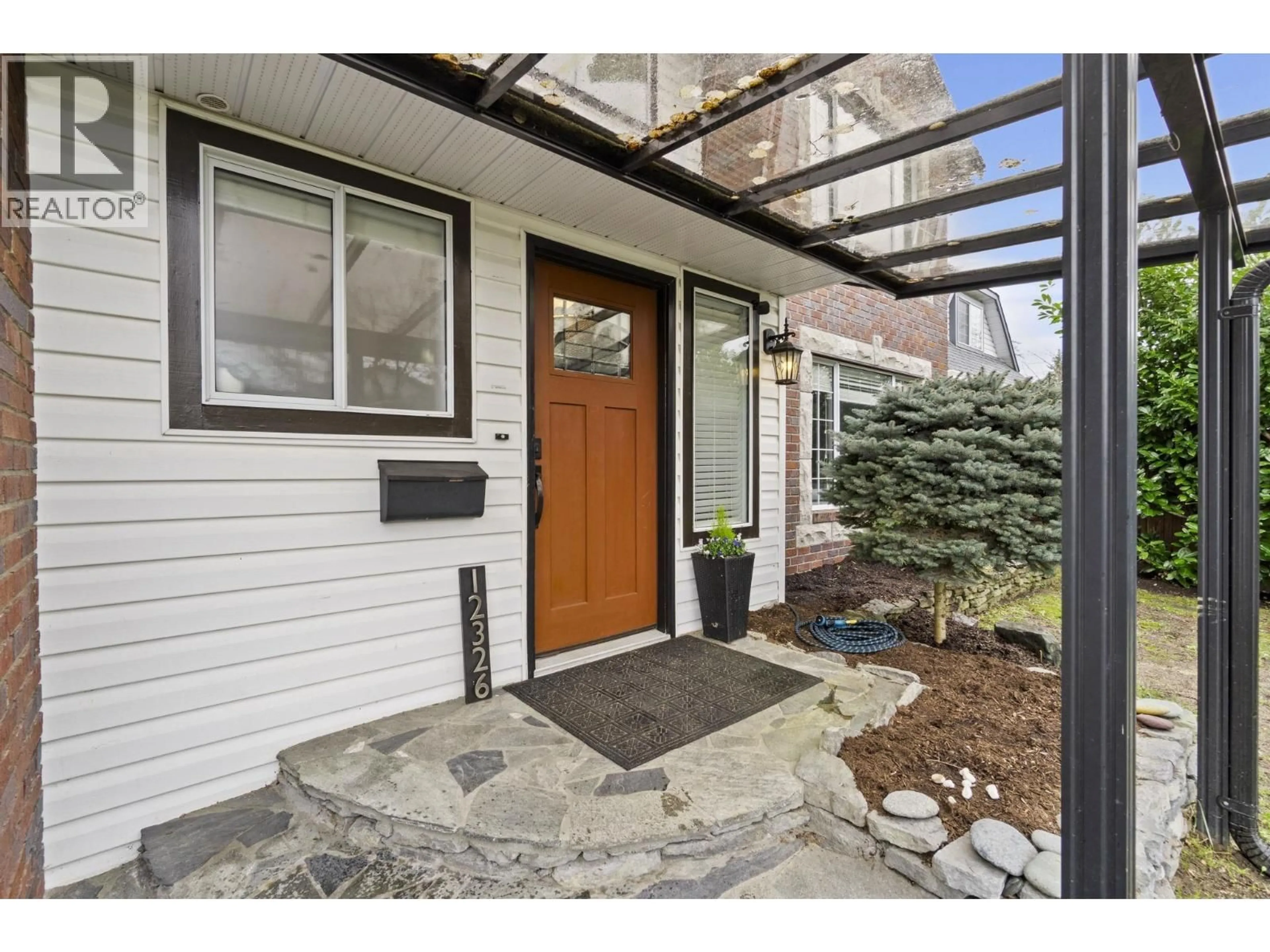 Indoor entryway for 12326 234 STREET, Maple Ridge British Columbia V2X0P7