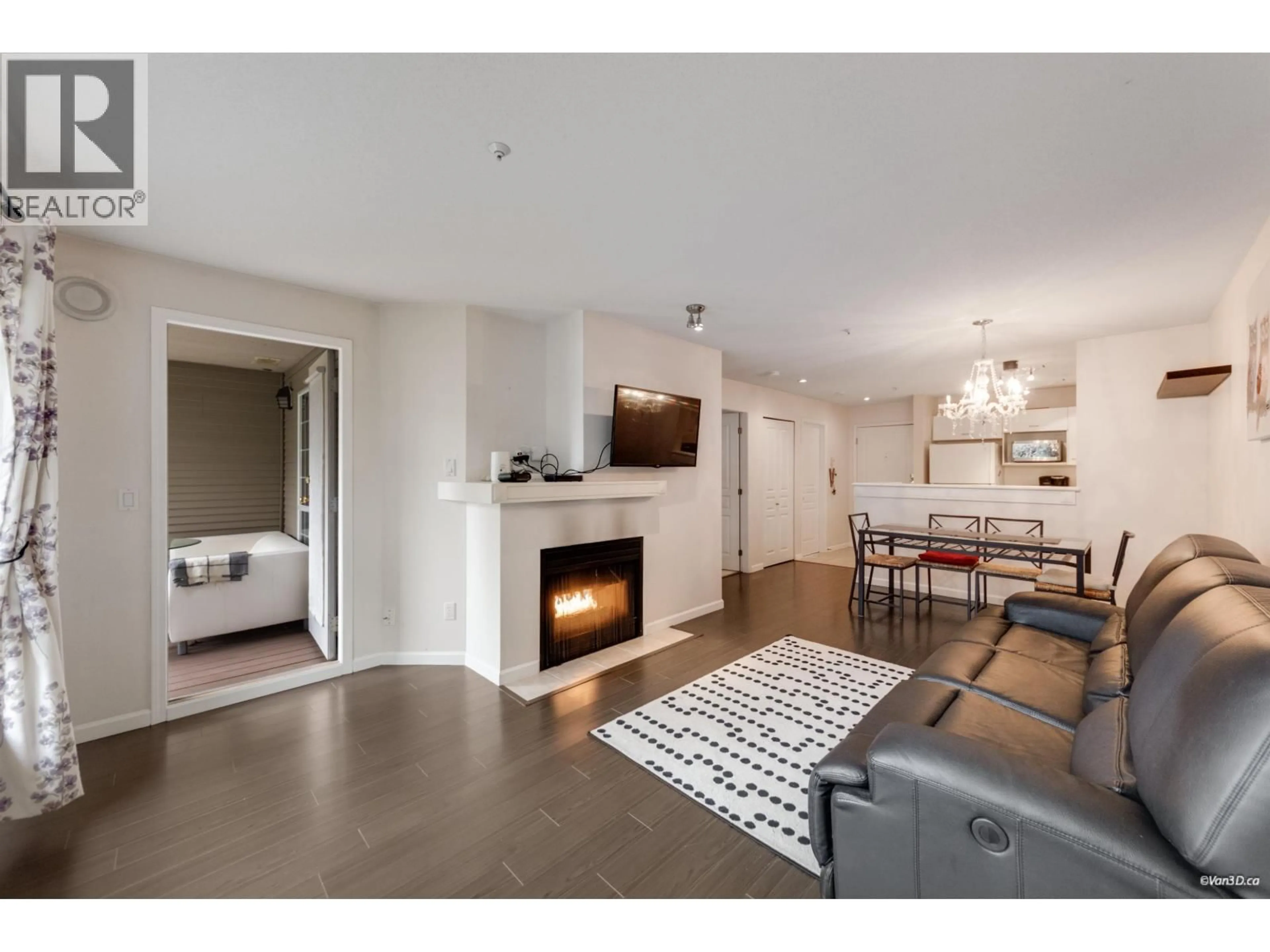 Living room with furniture, unknown for 112 - 1242 TOWN CENTRE BOULEVARD, Coquitlam British Columbia V3B7R6