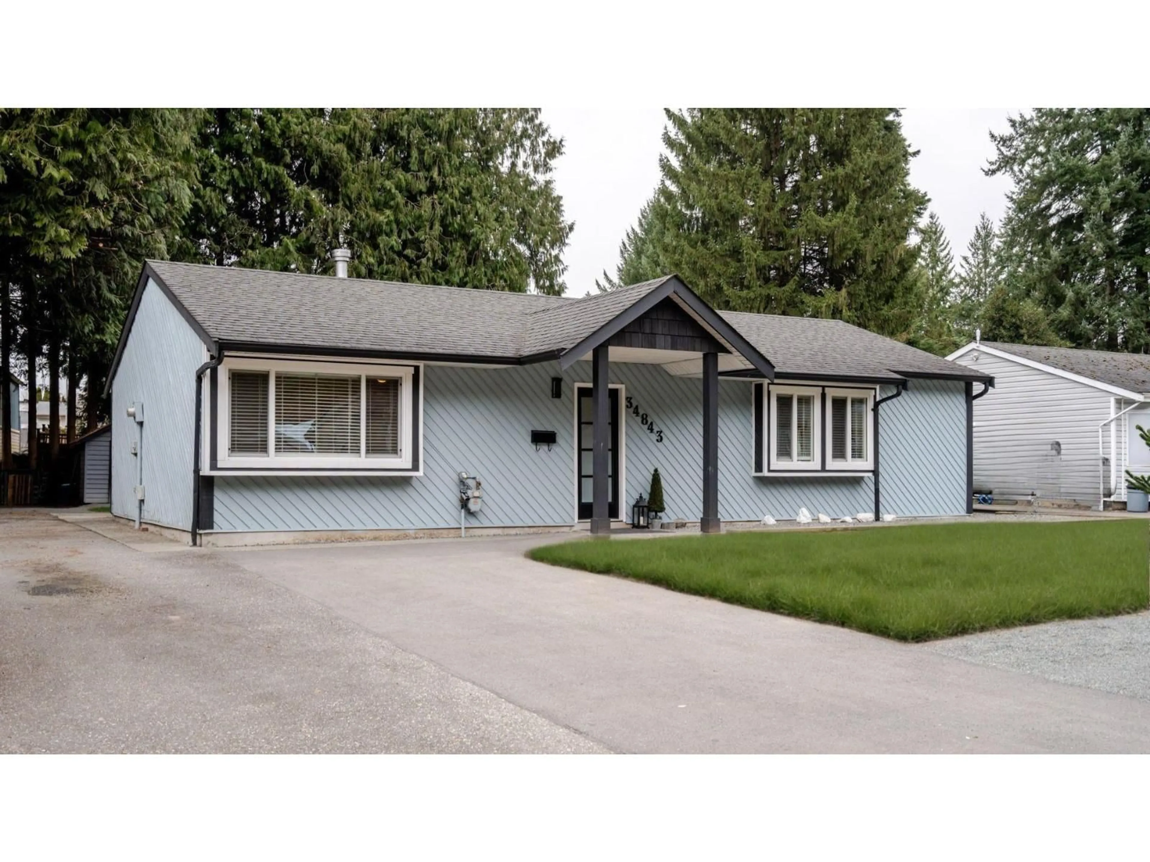 Home with vinyl exterior material, street for 34843 LABURNUM AVENUE, Abbotsford British Columbia V2S5J3