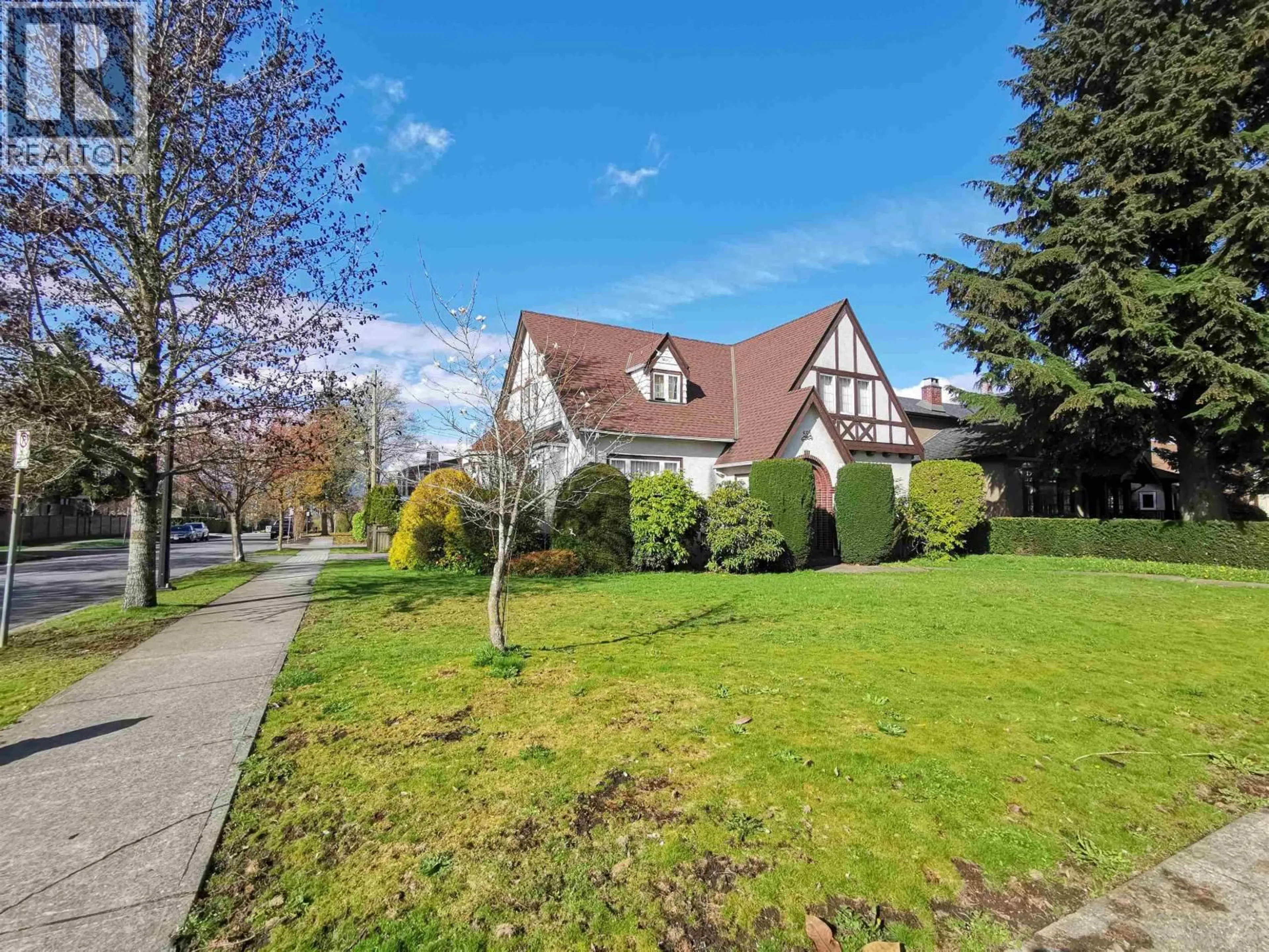 A pic from outside/outdoor area/front of a property/back of a property/a pic from drone, street for 595 28TH AVENUE, Vancouver British Columbia V5Z2H2