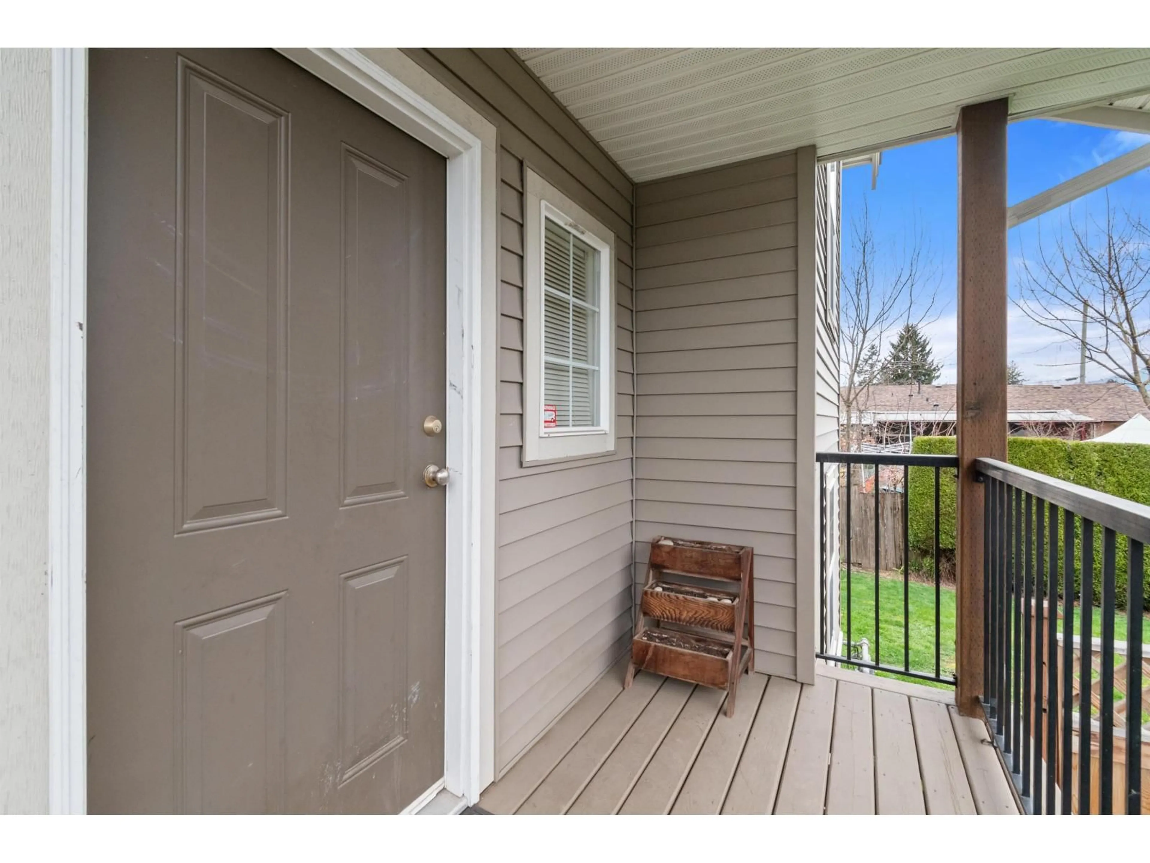 Indoor entryway for 12 - 9232 WOODBINE STREET, Chilliwack British Columbia V2P5S8