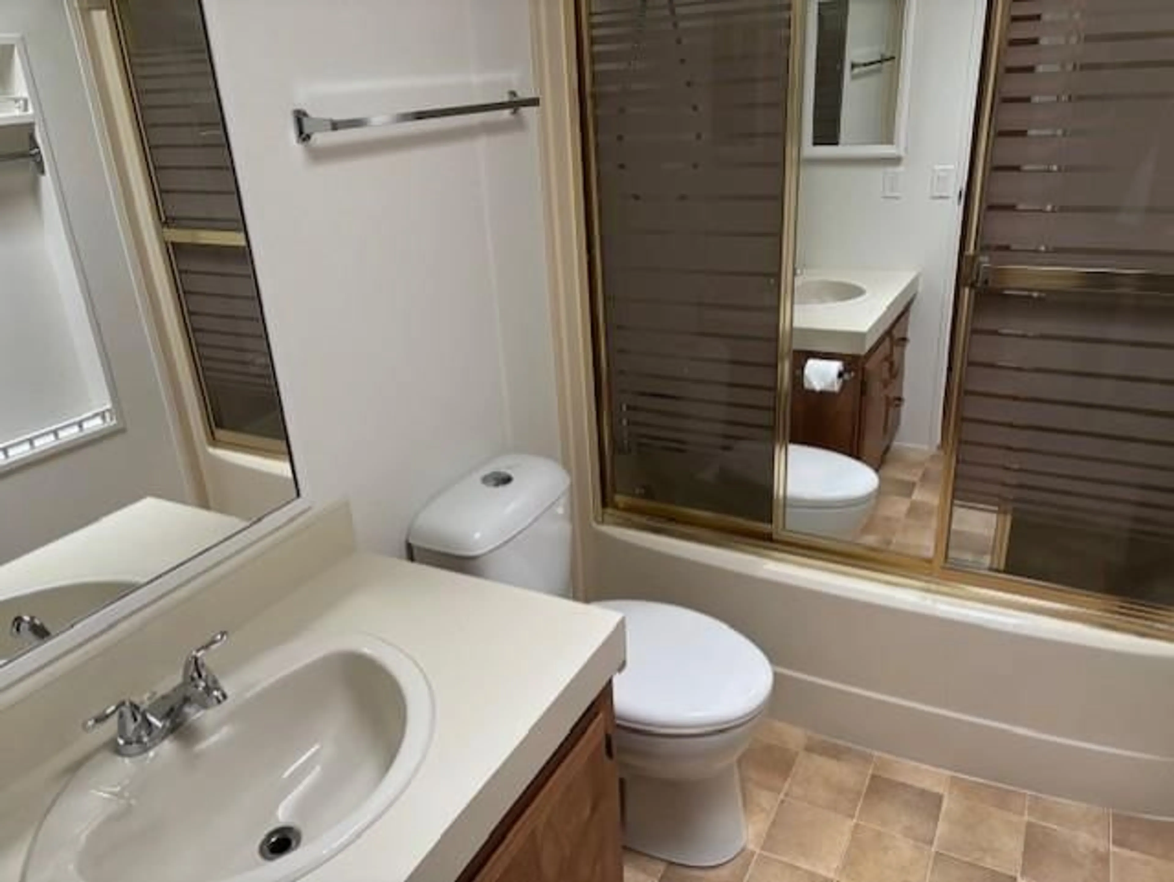 Standard bathroom, unknown for 11 - 13507 81 AVENUE, Surrey British Columbia V3W3C6