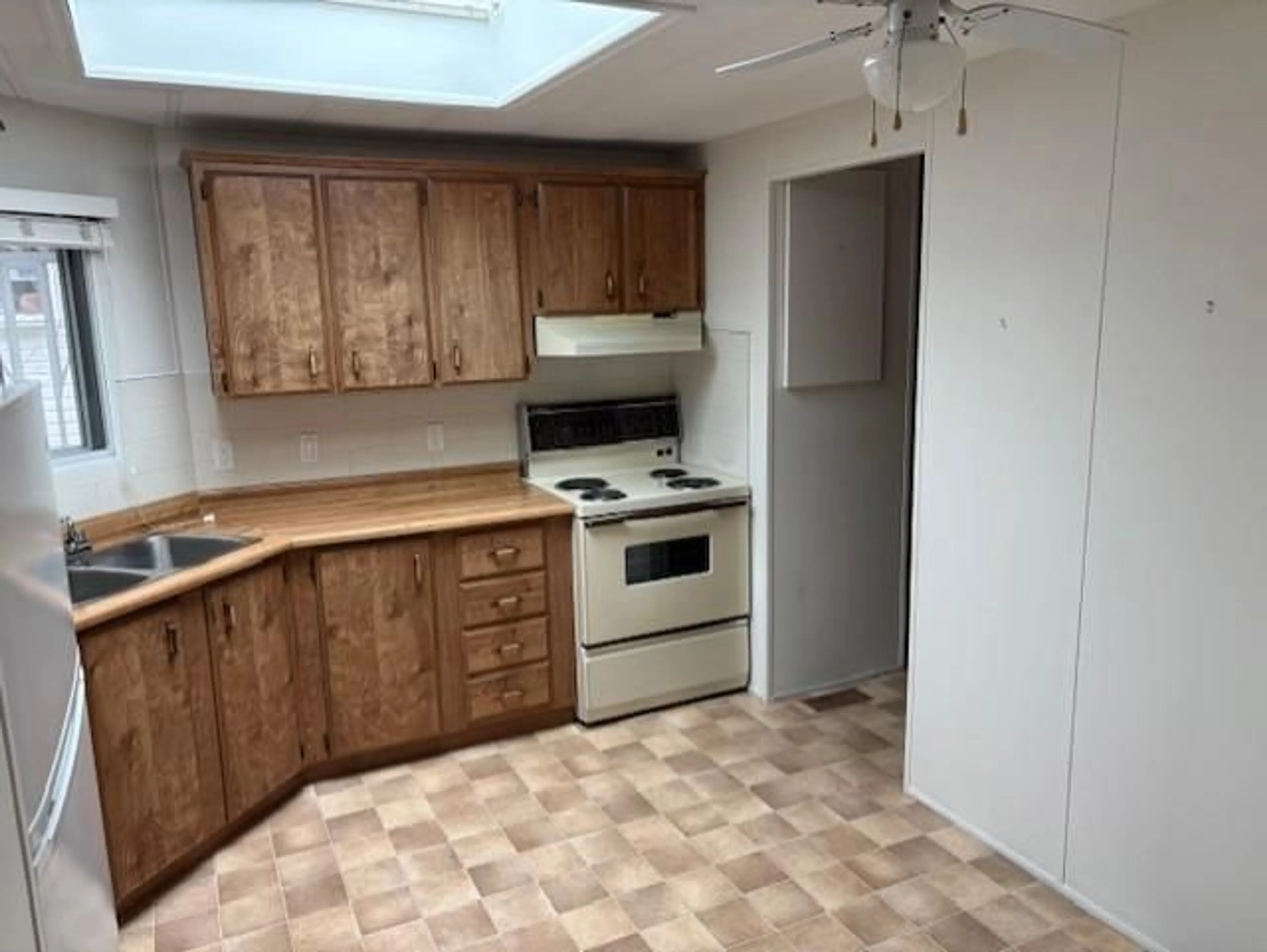 Standard kitchen, unknown for 11 - 13507 81 AVENUE, Surrey British Columbia V3W3C6