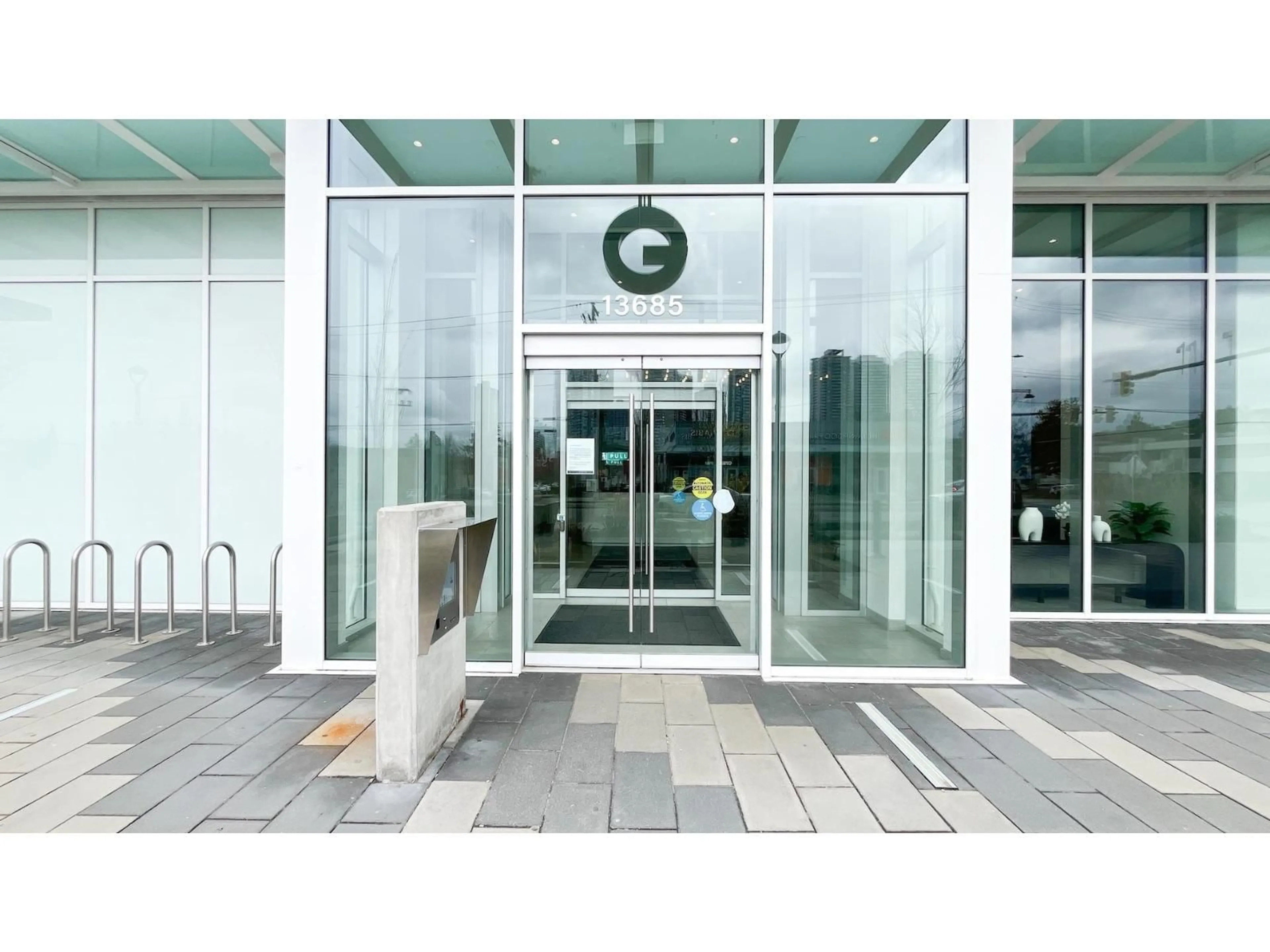 Indoor foyer for 2305 - 13685 102 AVENUE, Surrey British Columbia V3T1N7