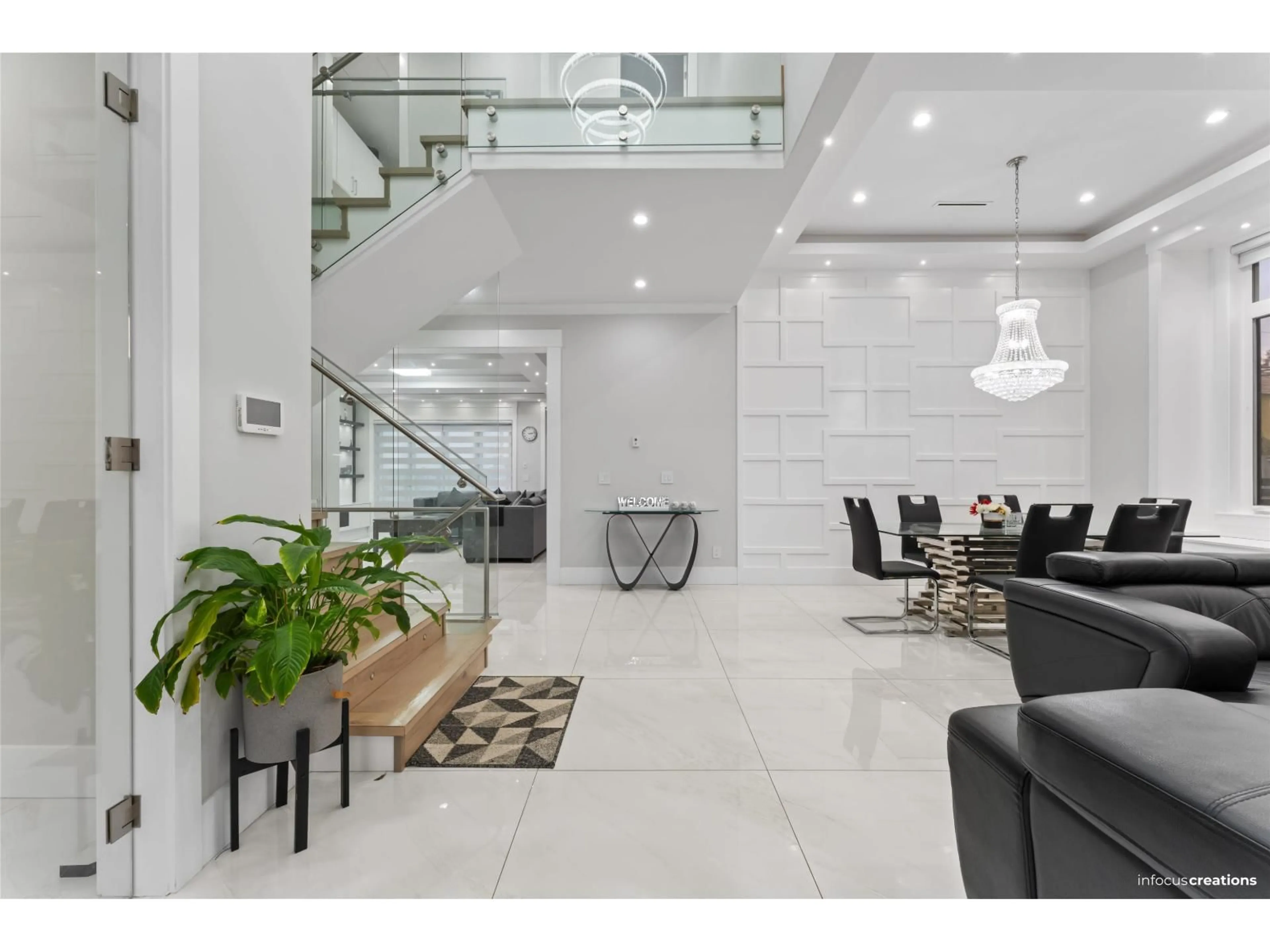 Indoor foyer for 15595 80 AVENUE, Surrey British Columbia V3S2J2